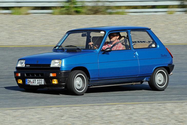 Renault 5 Alpine Turbo bleue en action