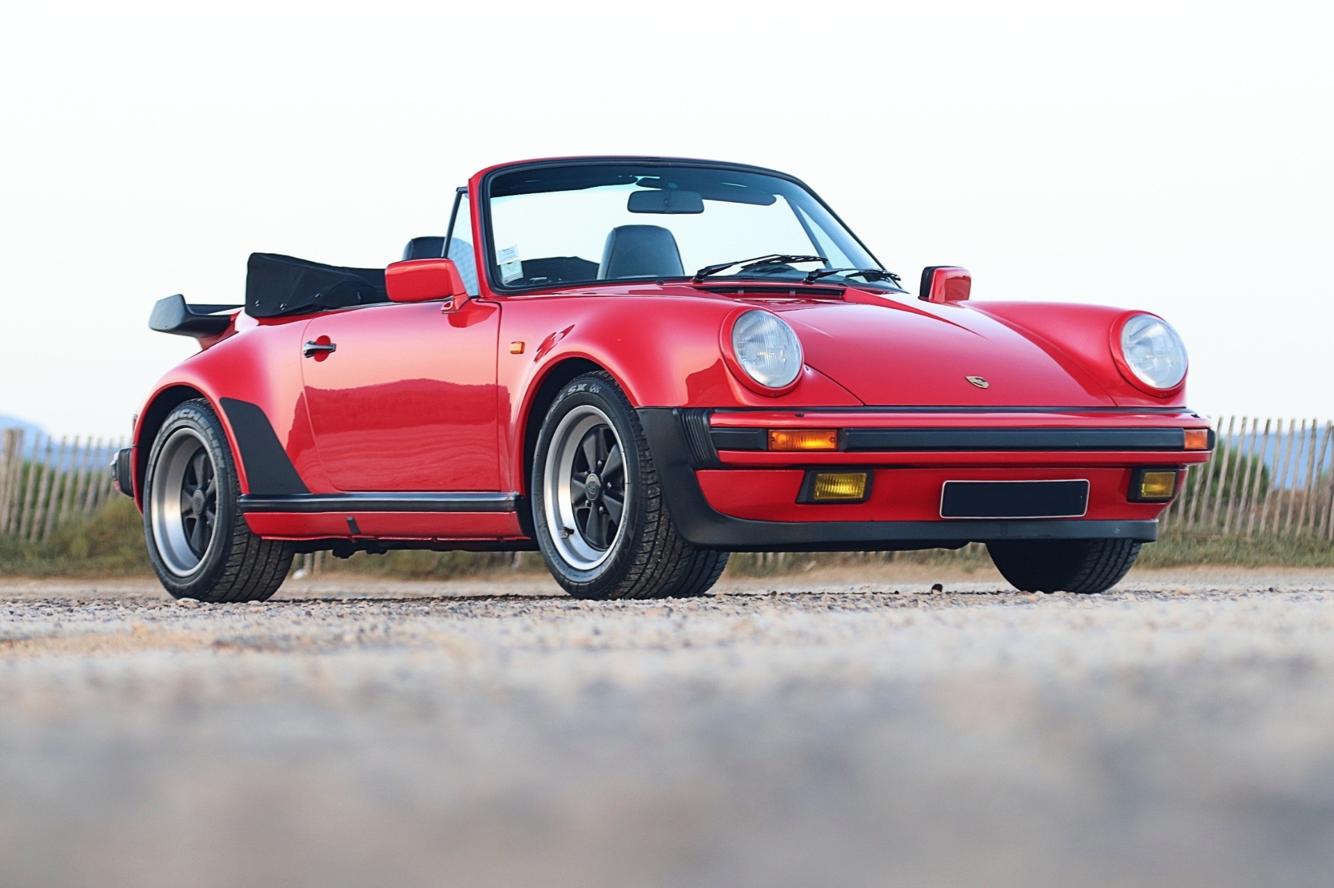 Porsche 930 Turbo Cabriolet 1989 rouge vue avant