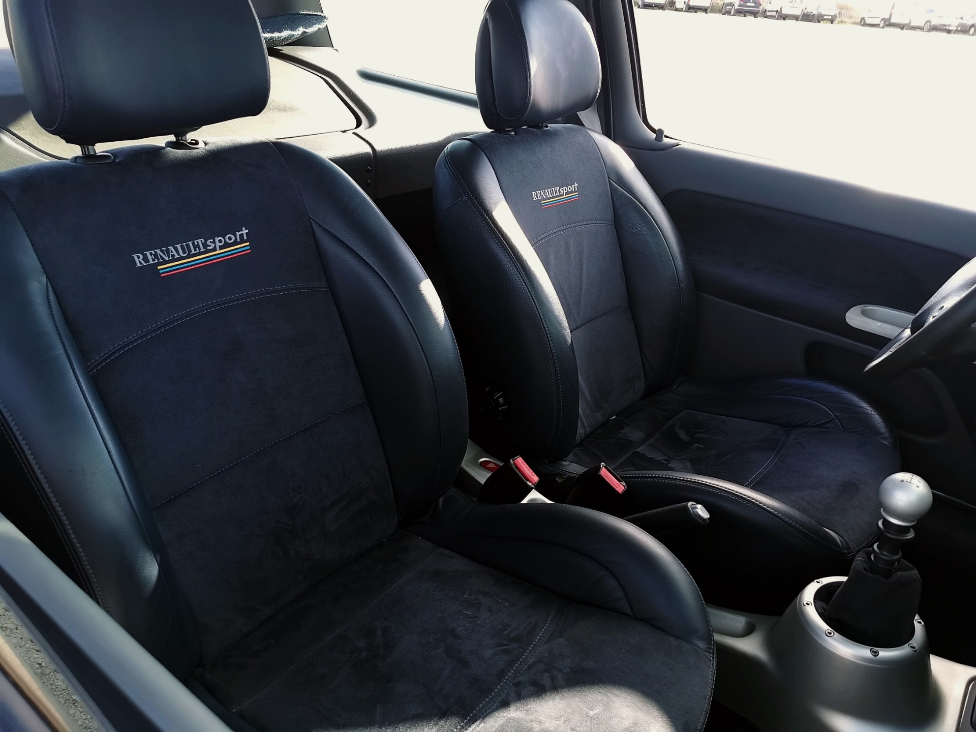 Sièges baquets Renault Sport en cuir et alcantara de la Clio V6
