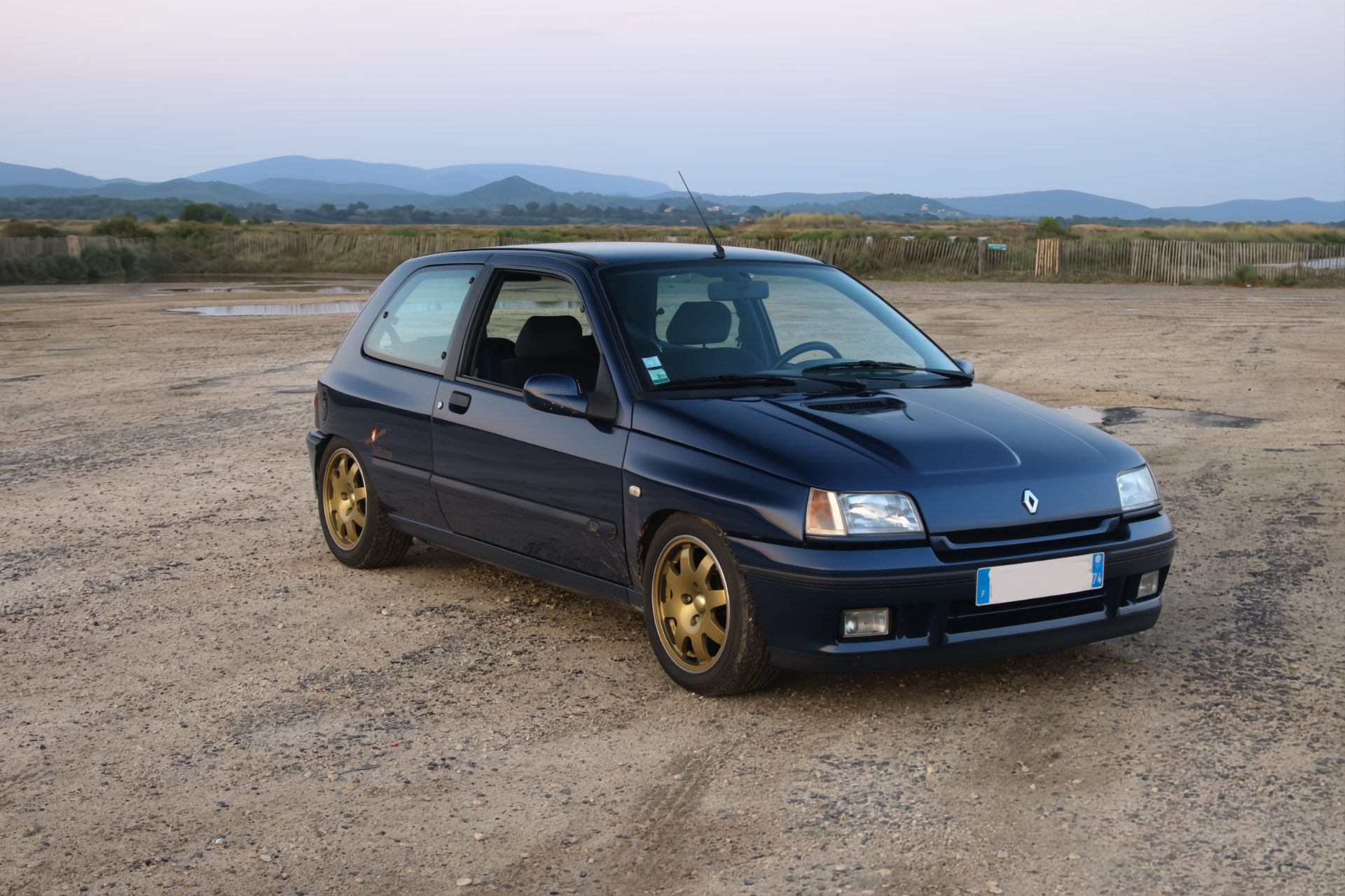 Profil d'une Renault Clio Williams garée près de la mer