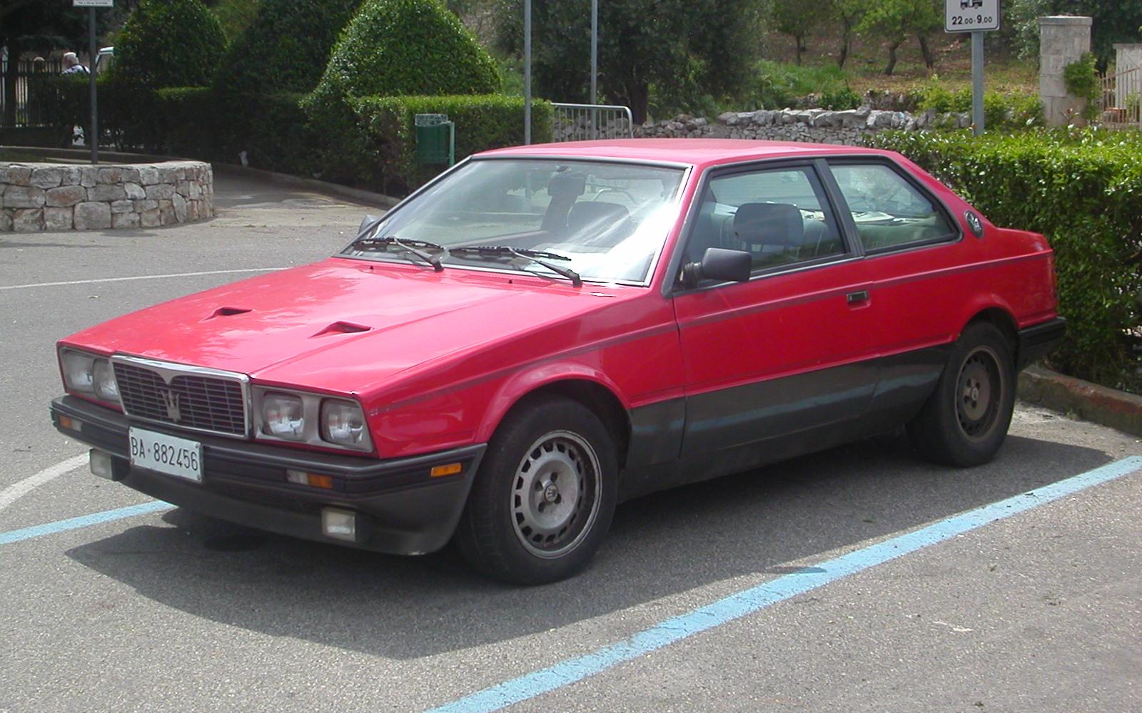 Maserati Biturbo S rouge vue de trois-quarts avant