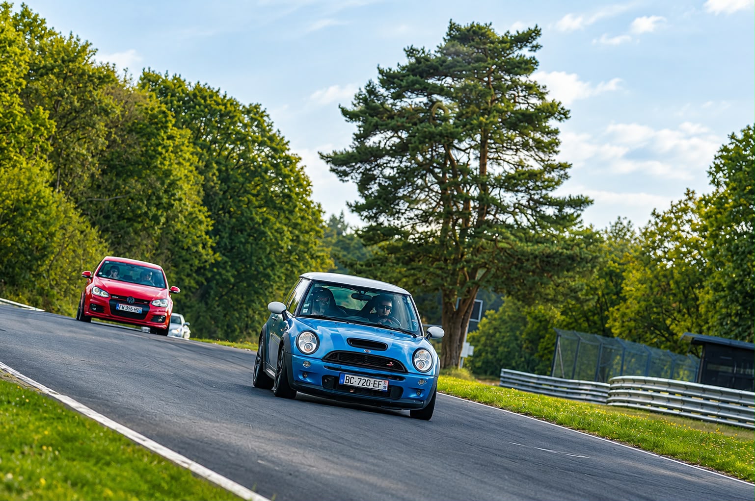 Mini Cooper S R53 bleue suivie de la Volkswagen Golf 5 GTI rouge sur la Nordschleife