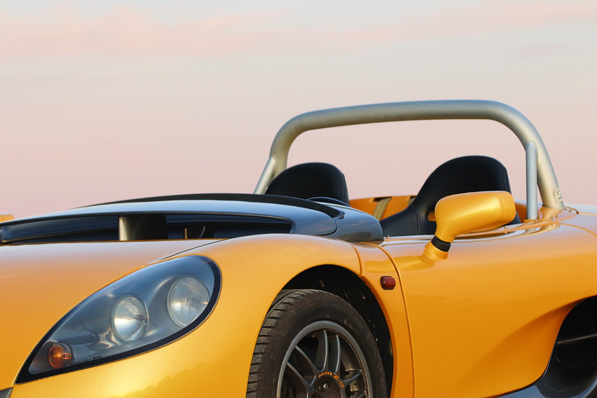 Détail avant Renault Spider jaune avec arceau aluminium et jante OZ Racing