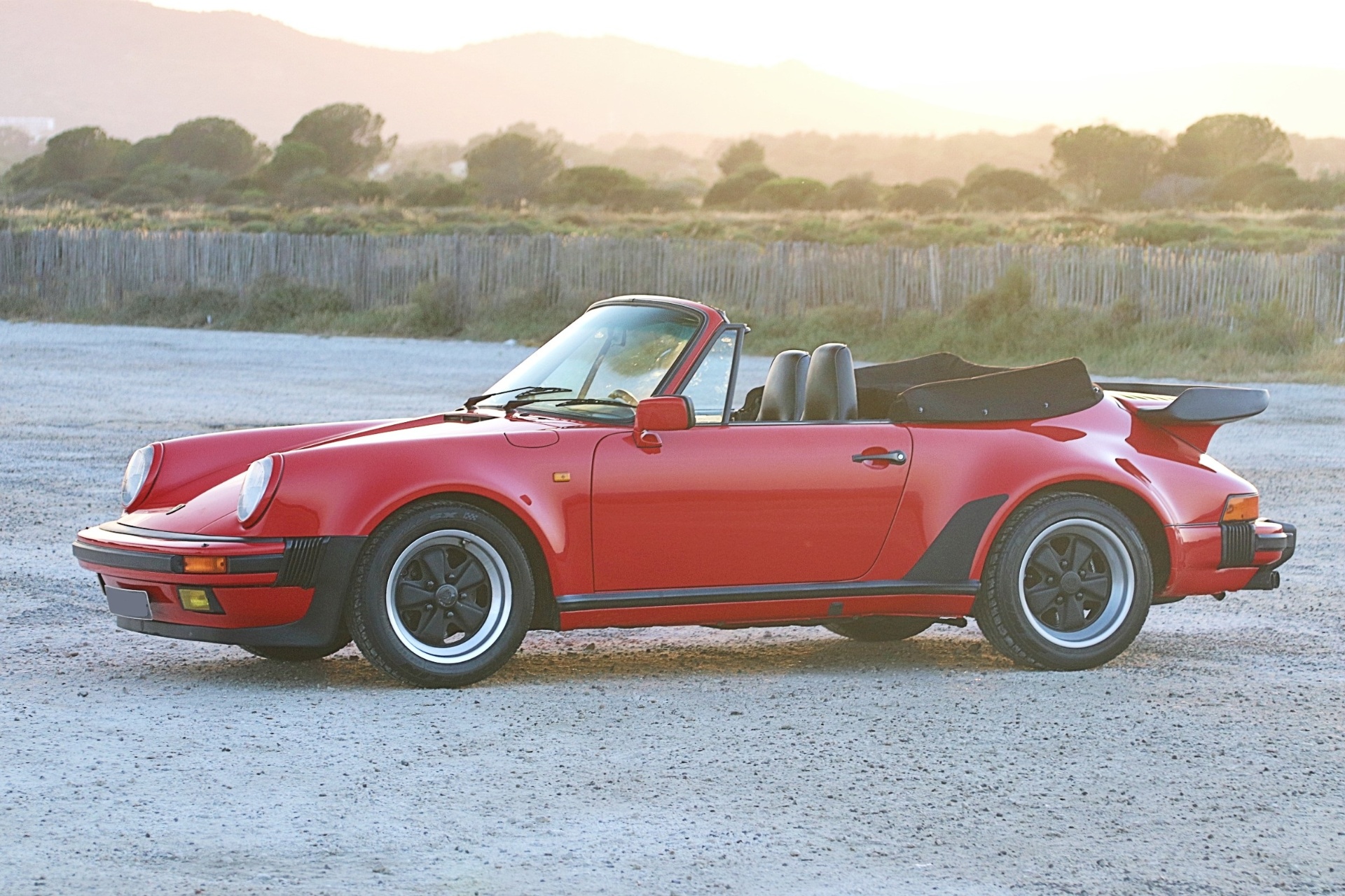 Porsche 930 Turbo Cabriolet 1989 Europe au coucher du soleil