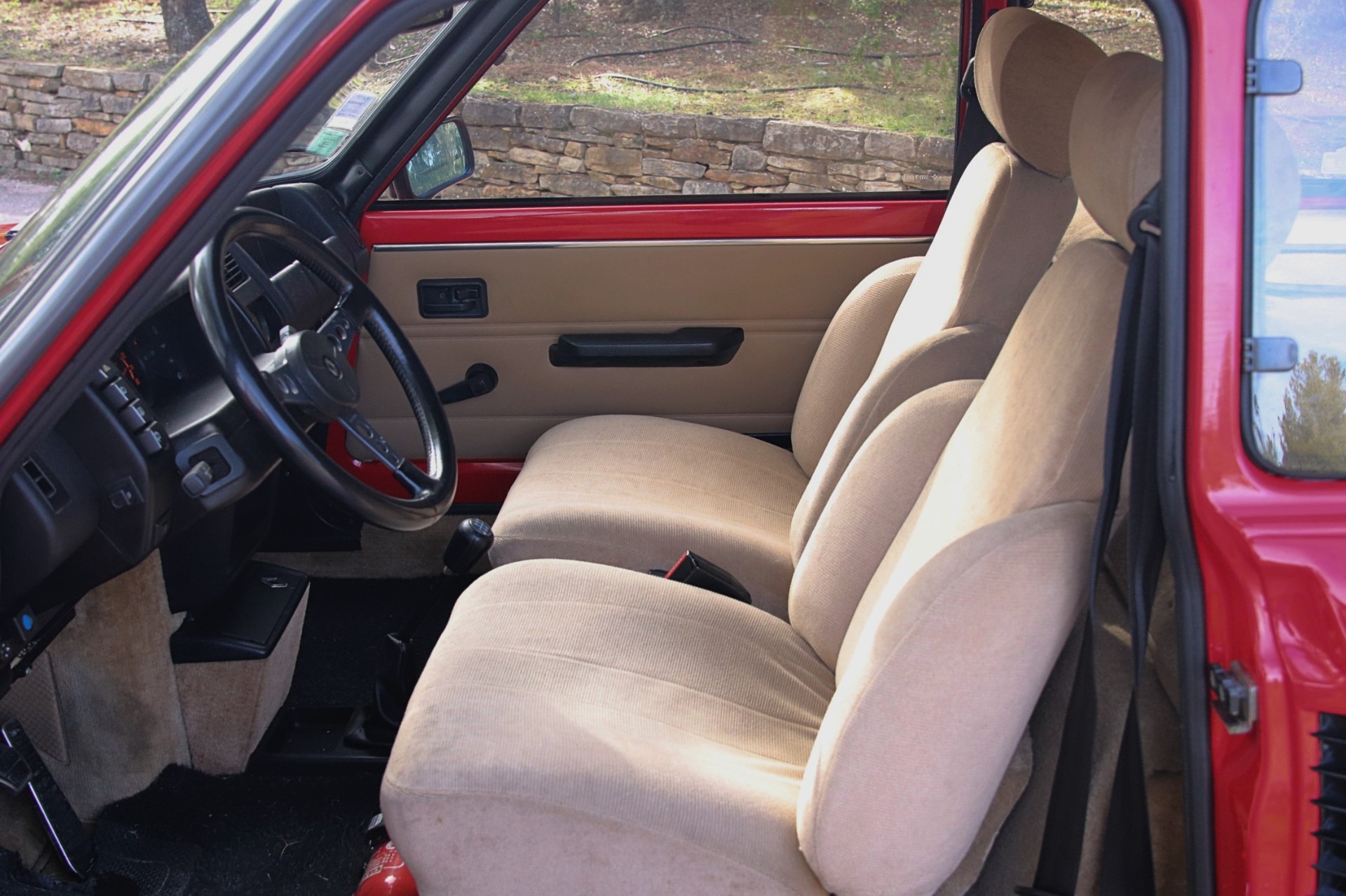 Intérieur beige d'une Renault R5 Turbo 2 avec sièges en tissu