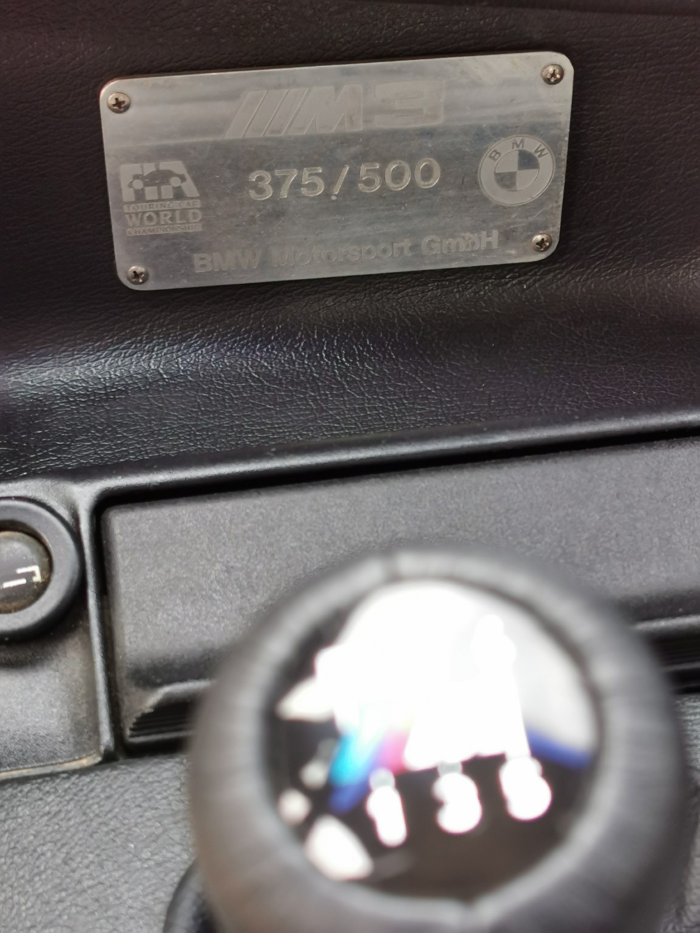 Plaque numérotée BMW Motorsport GmbH 375/500 sur la console centrale