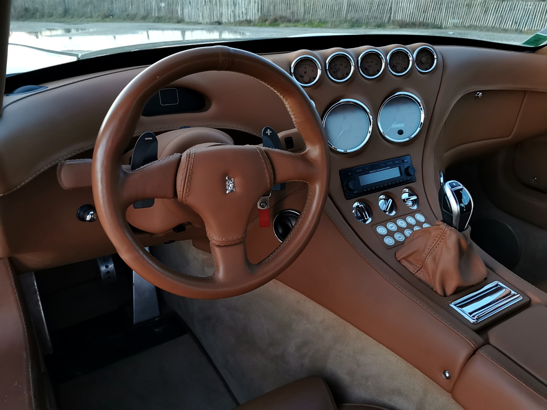 Habitacle de Wiesmann avec levier de vitesse illustrant l'artisanat automobile lié aux transmissions mécaniques.