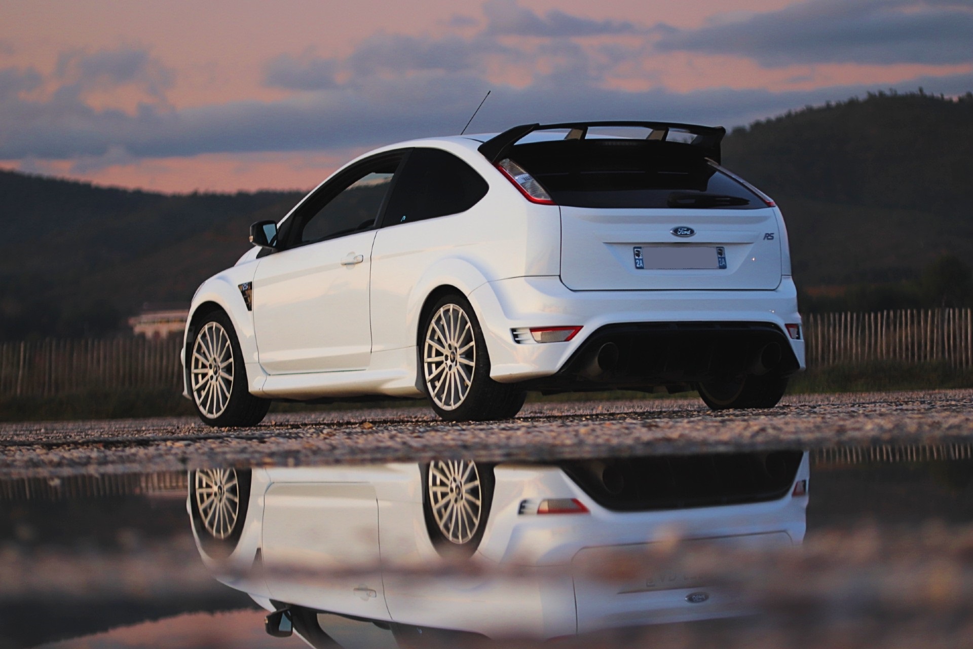 Ford Focus RS Mk2 blanche de trois quarts arrière avec aileron de toit imposant