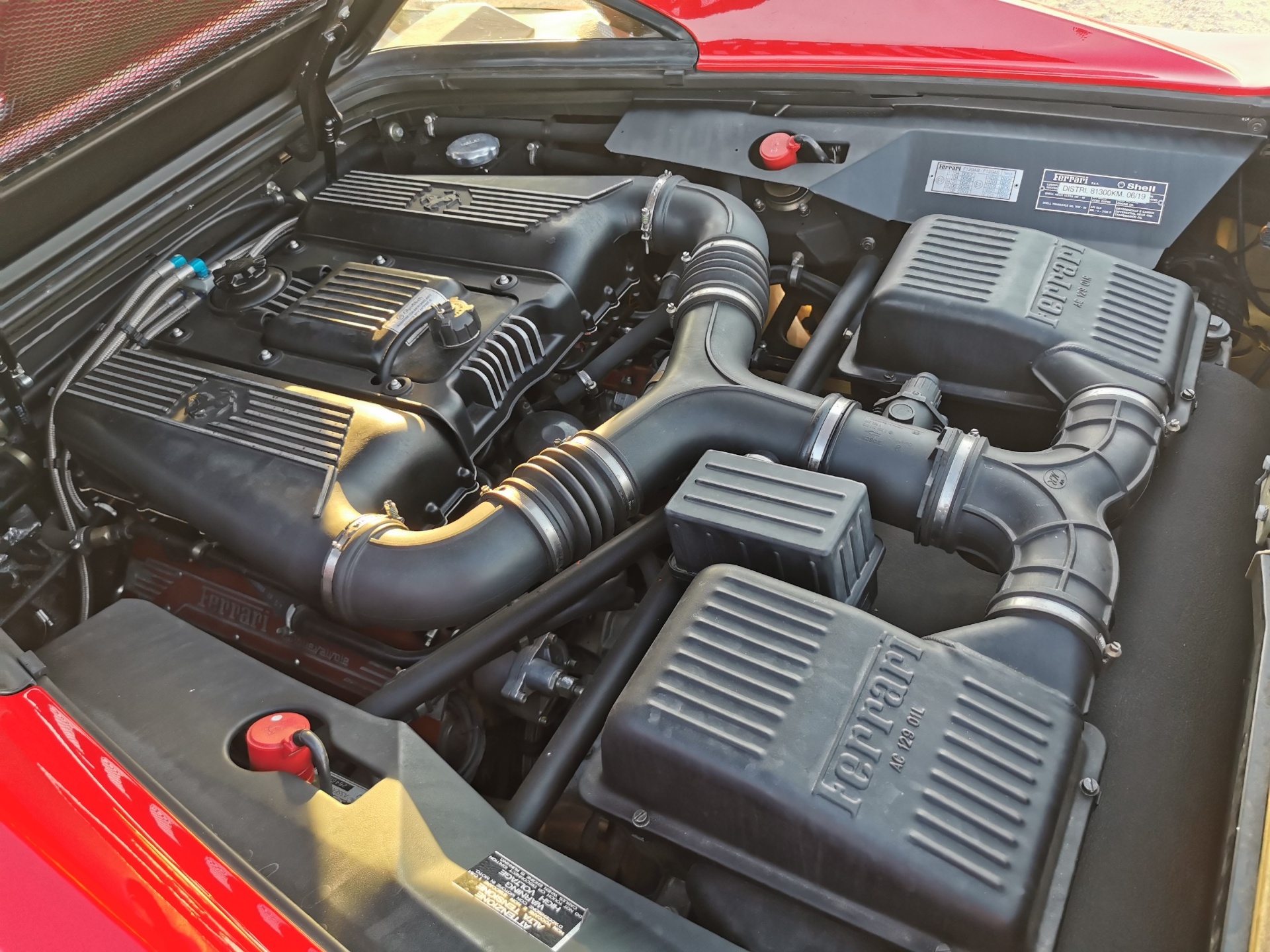 Moteur V8 Ferrari F355 vu de dessus avec étiquette de distribution