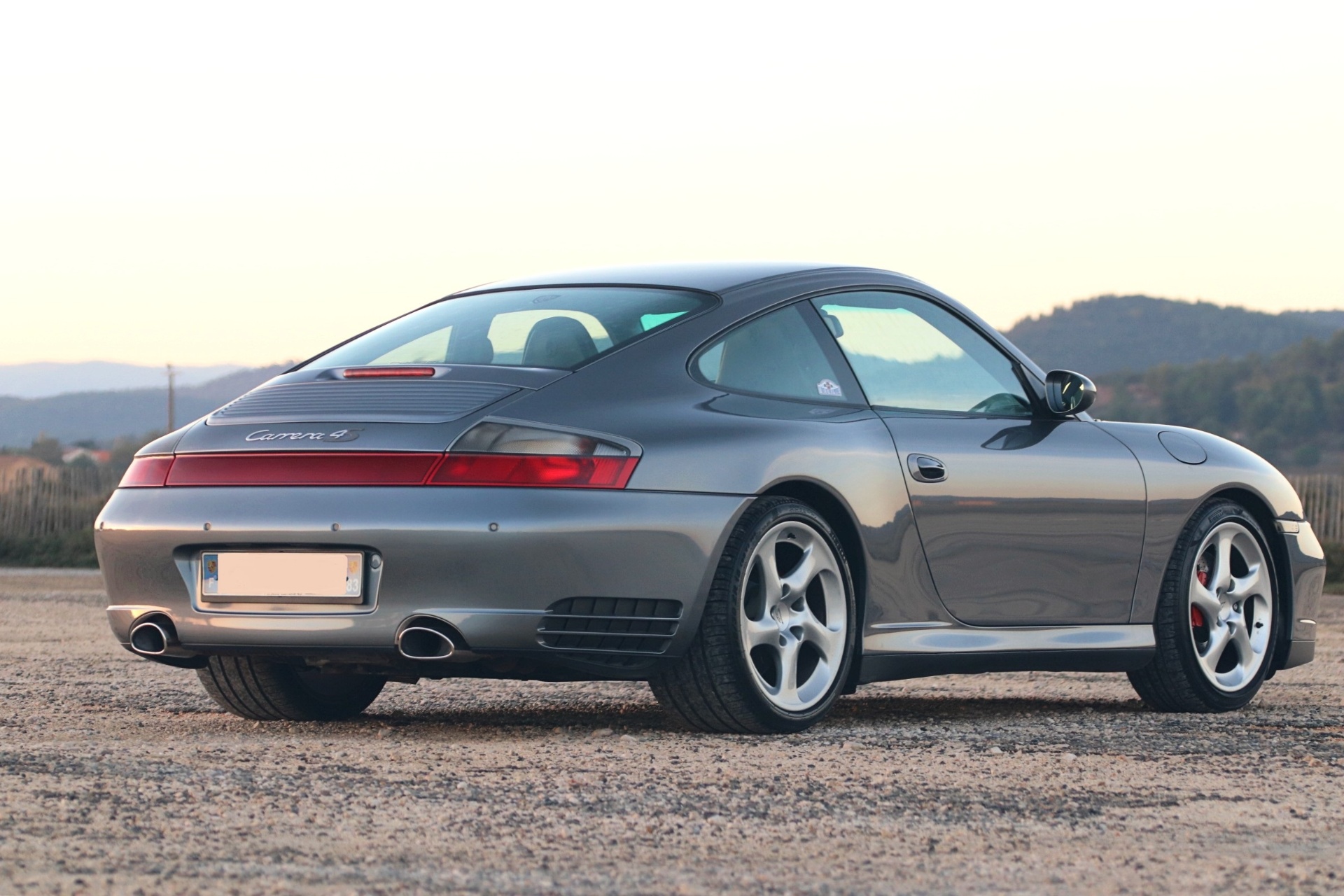 Porsche 996 Carrera 4S arrière bandeau rouge