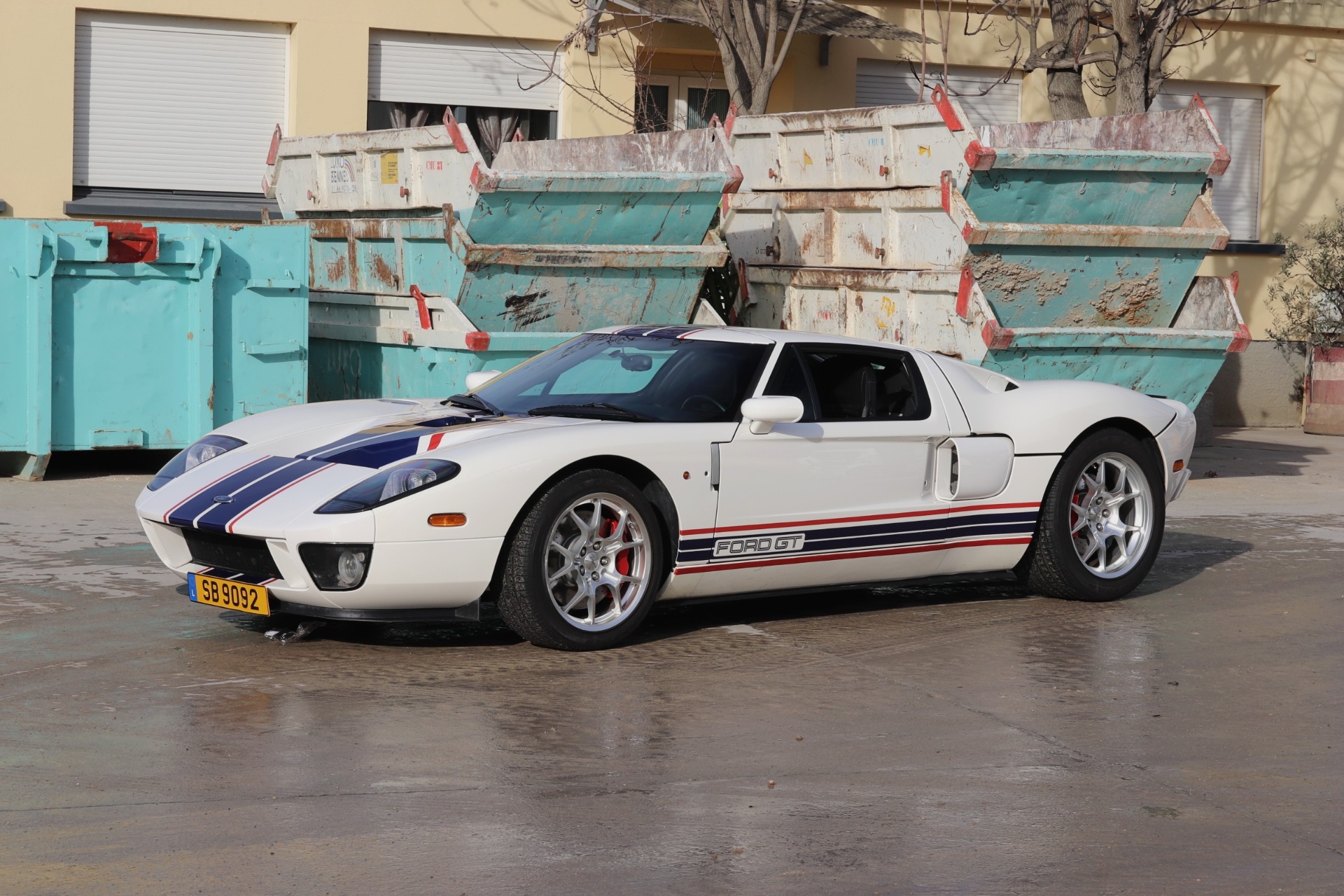 Ford GT sur une route au coucher du soleil