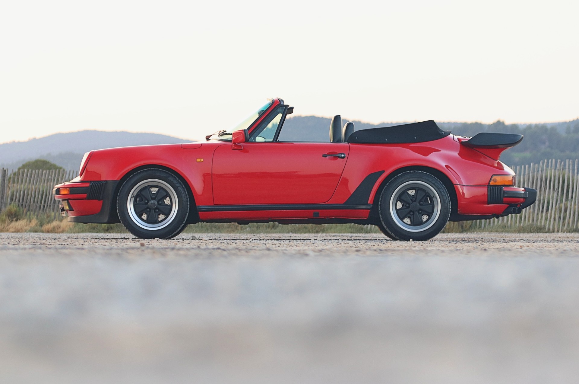 Porsche 930 Turbo Cabriolet 1989 de profil