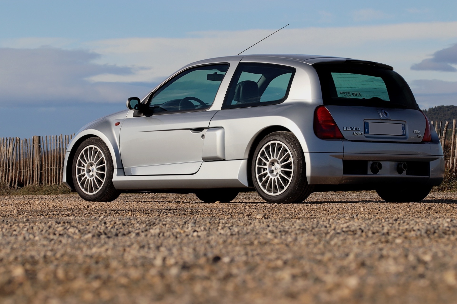 Renault Clio V6 vue arrière trois-quarts avec doubles sorties d'échappement