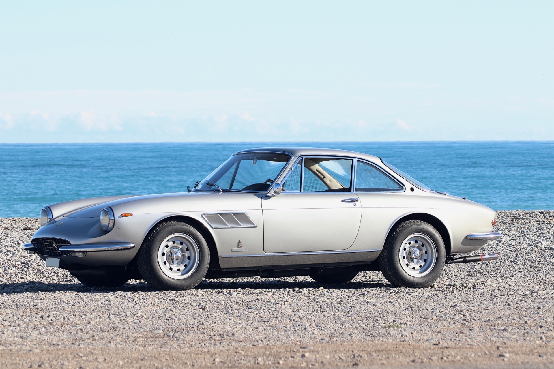 Ferrari 330 GTC gris argent devant la Méditerranée