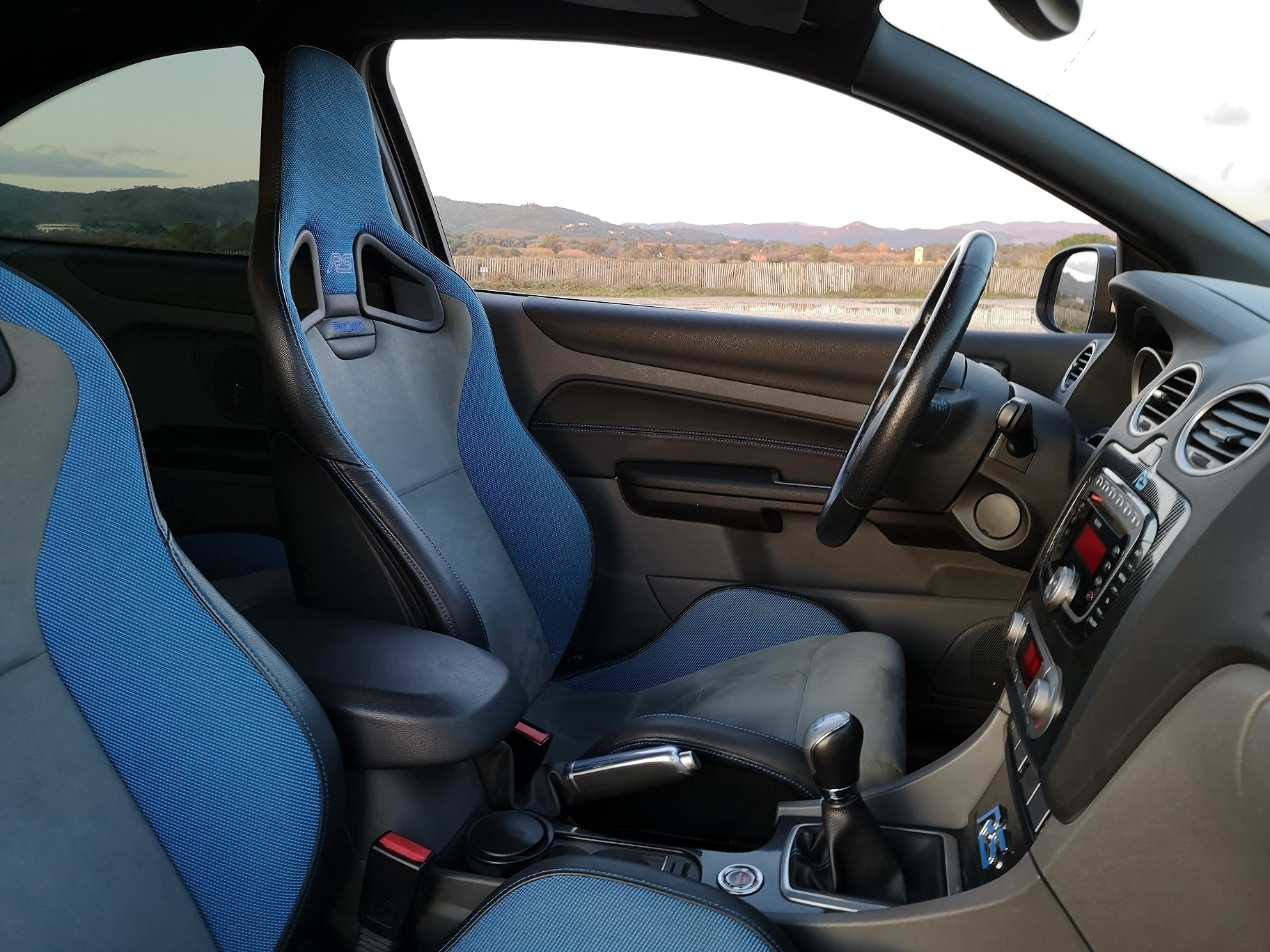 Sièges baquets Recaro bleus brodés RS de la Ford Focus RS Mk2