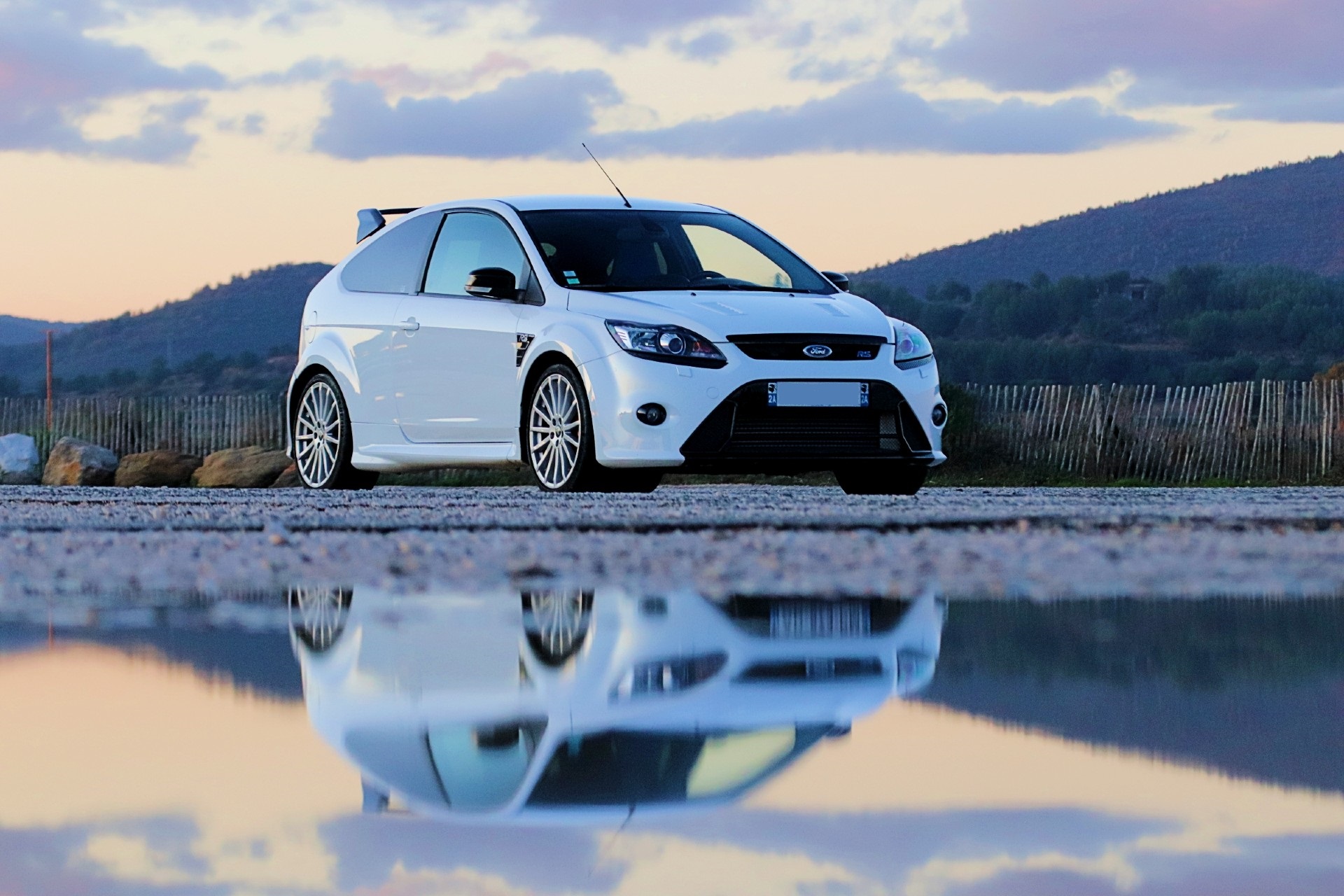 Ford Focus RS Mk2 blanche de trois quarts avant dans le Var au coucher du soleil