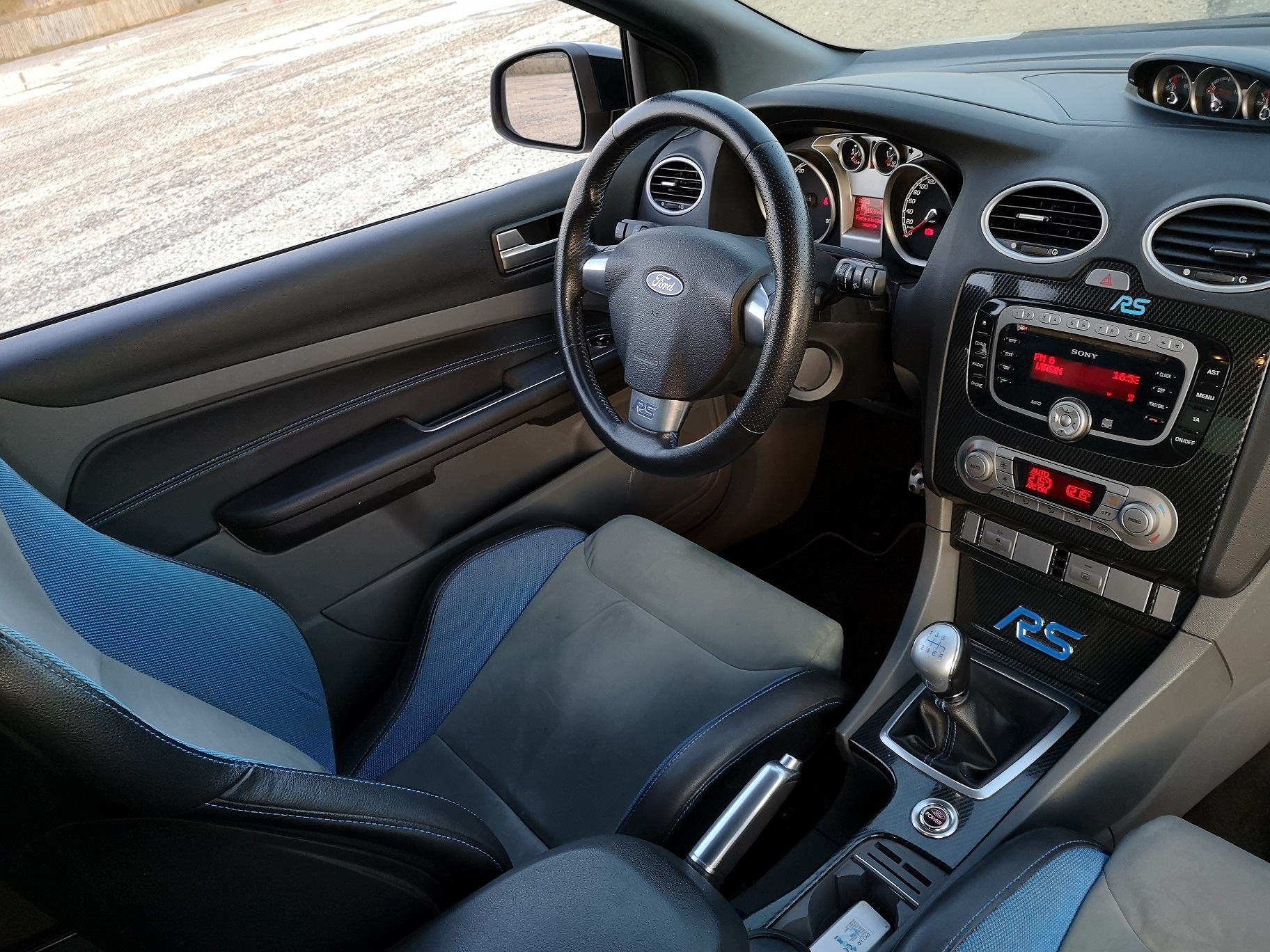 Intérieur Ford Focus RS Mk2 avec sièges Recaro bleus et noirs et console carbone
