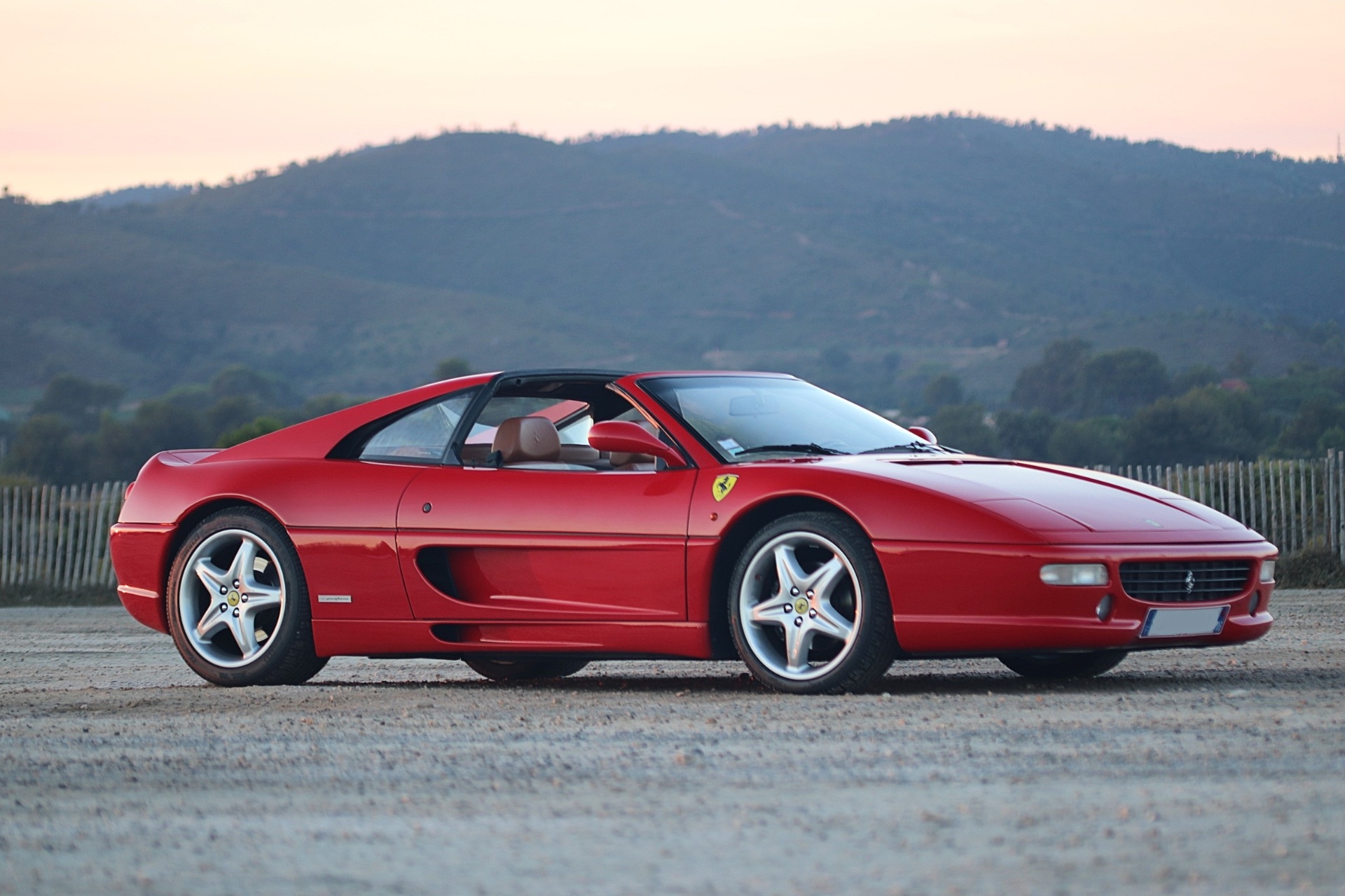 Ferrari F355 GTS vue de profil sur la côte basque