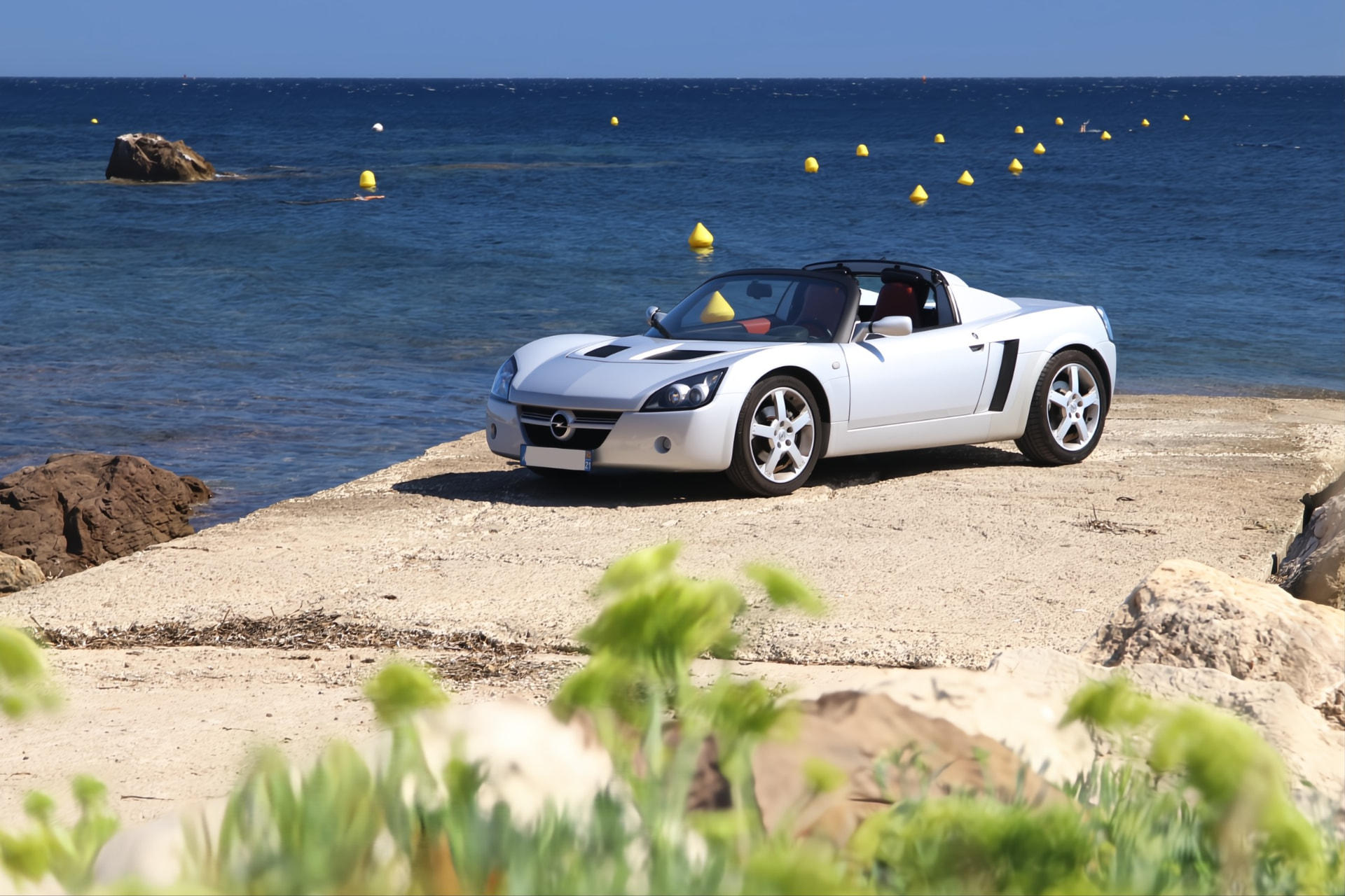 Opel Speedster argent vu de trois-quarts avant sur une digue