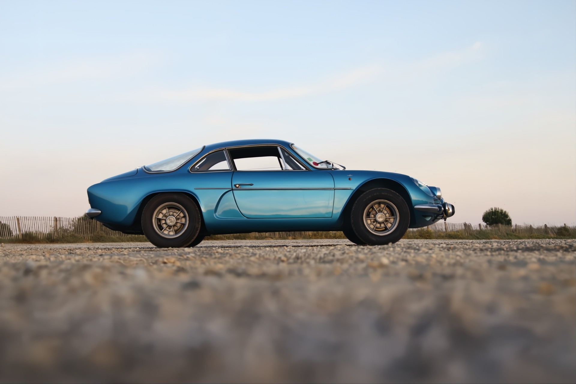Alpine A110 1300 G bleue trois-quarts arrière
