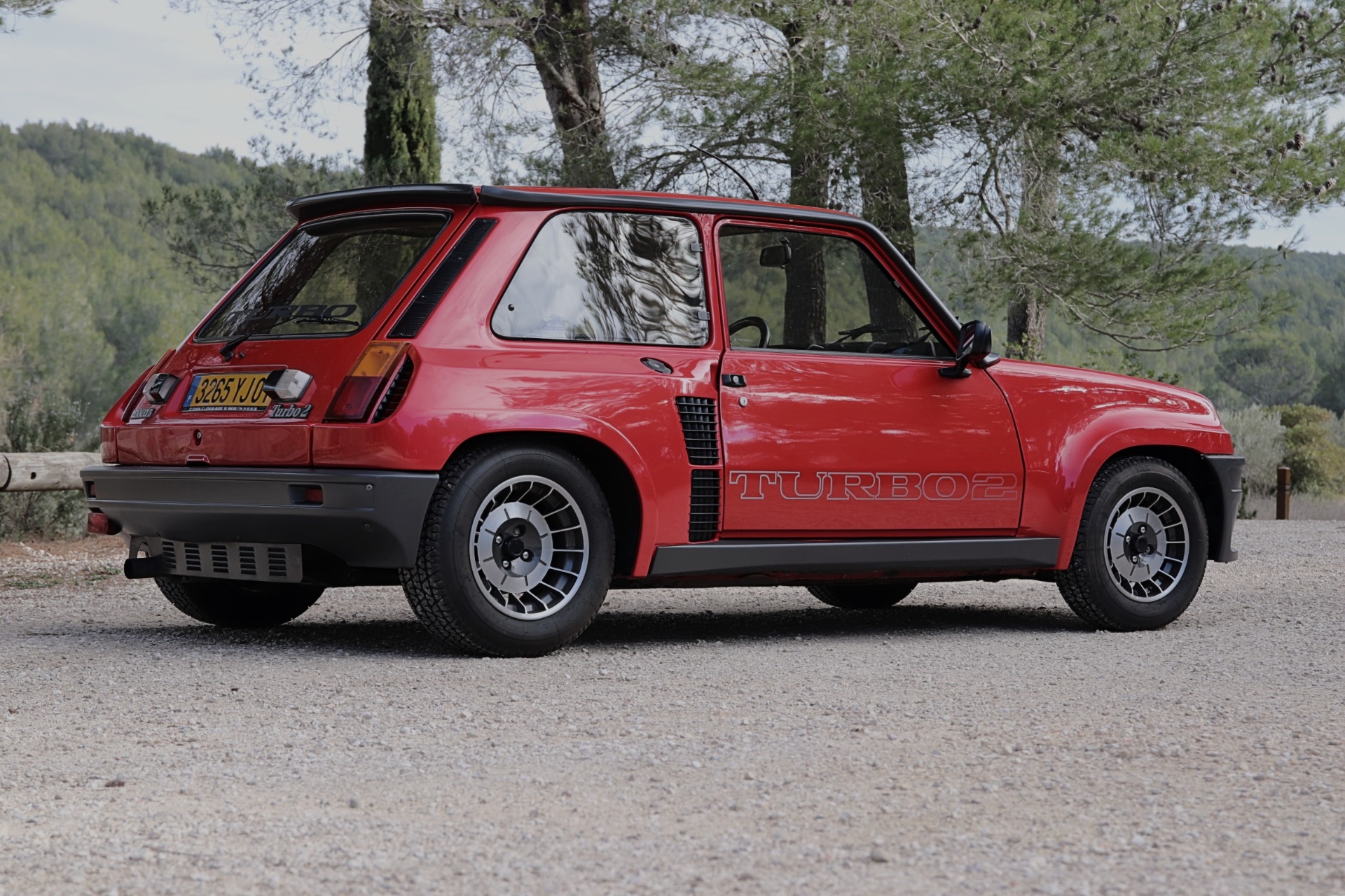 Renault R5 Turbo 2 rouge, vue trois-quarts arrière avec aileron de toit