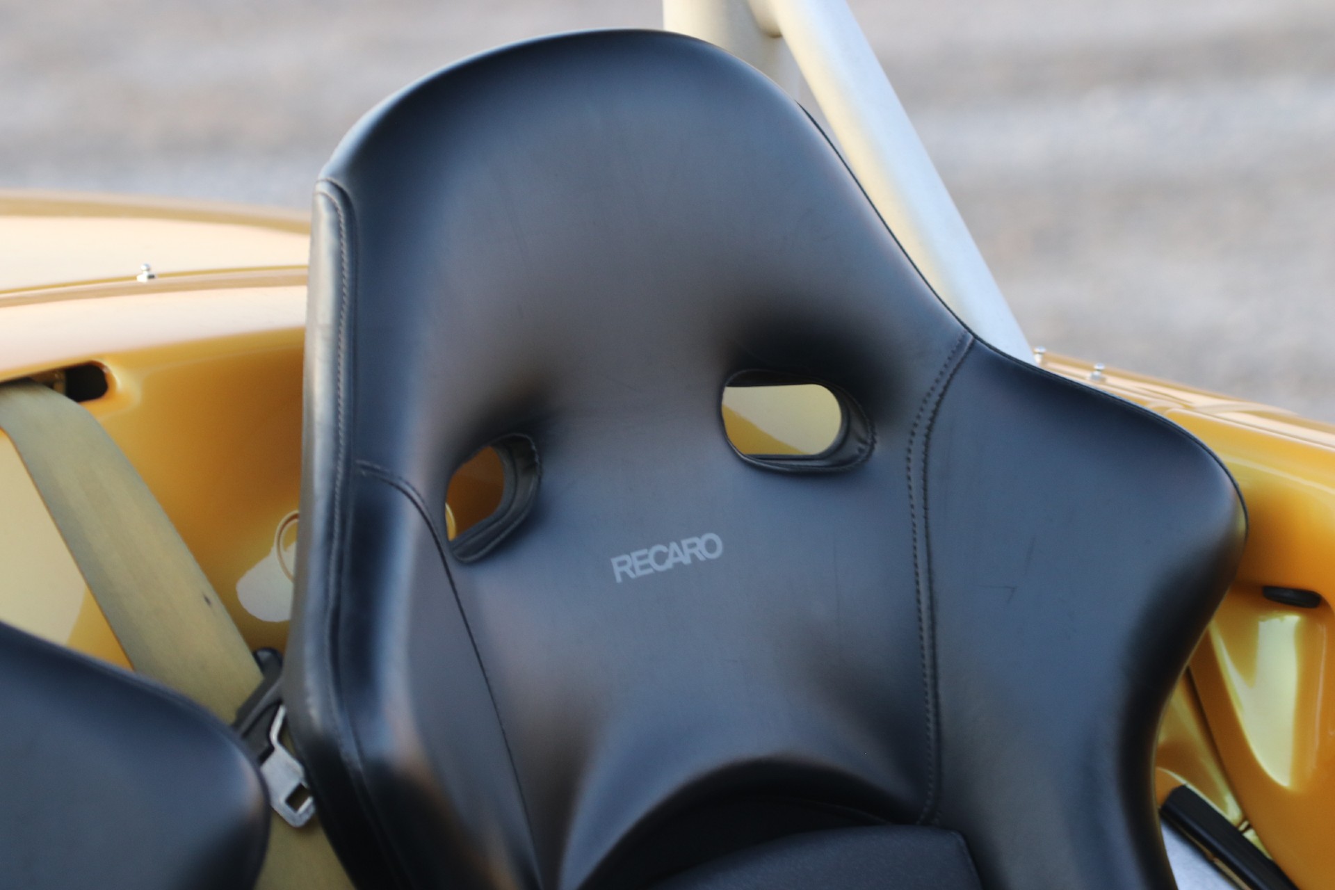 Siège baquet Recaro noir d'un Renault Spider