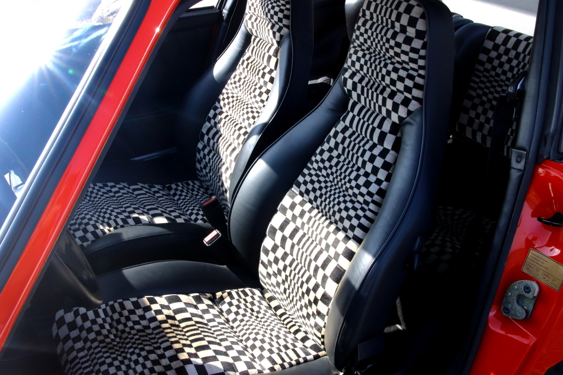 Habitacle de la Porsche 911 SC, sièges à damier noir et blanc