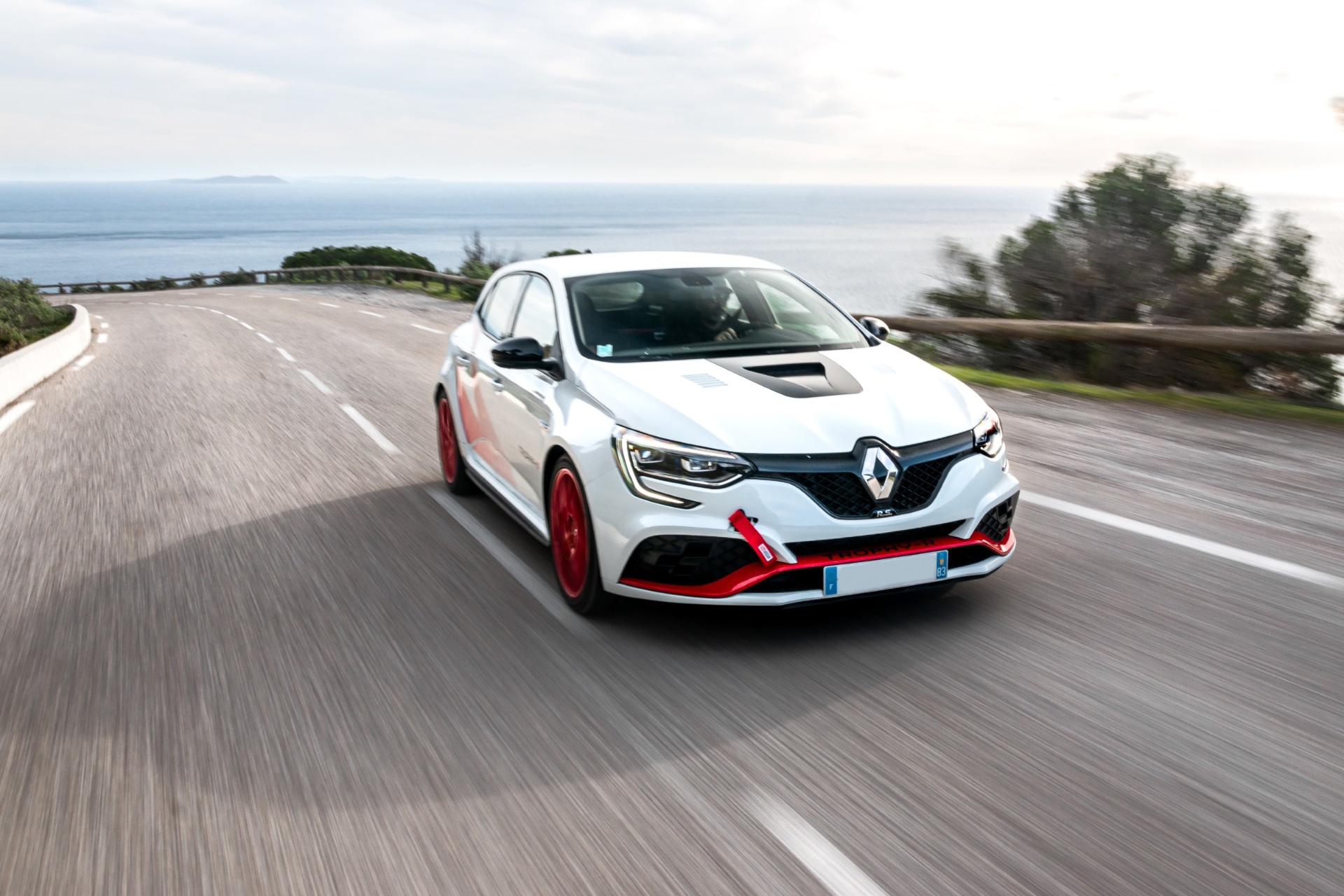 Mégane 4 R.S. Trophy-R blanche sur route côtière, vue de face avec détails rouges