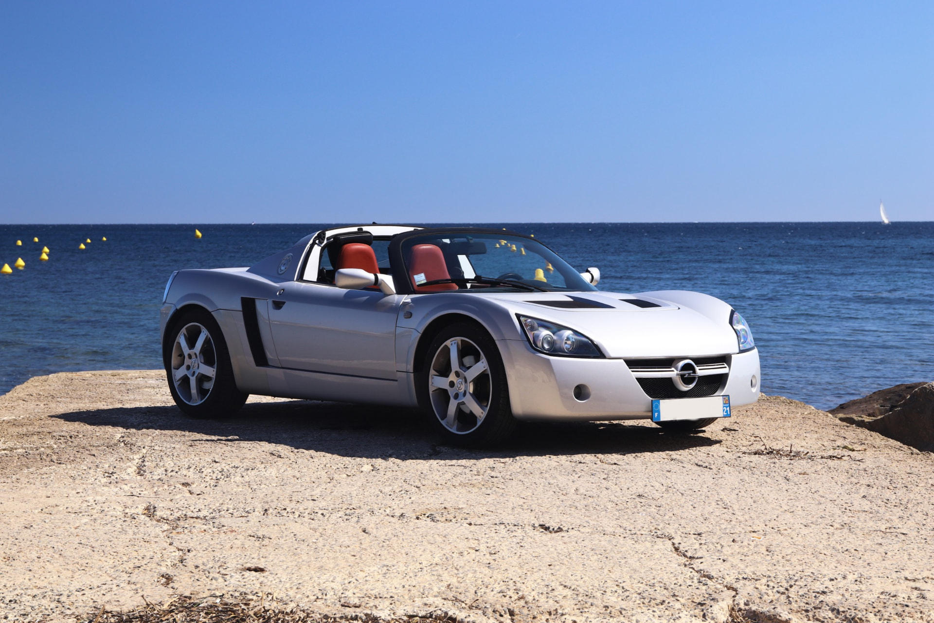 Opel Speedster 2.2 argent au bord de la mer, vue de profil