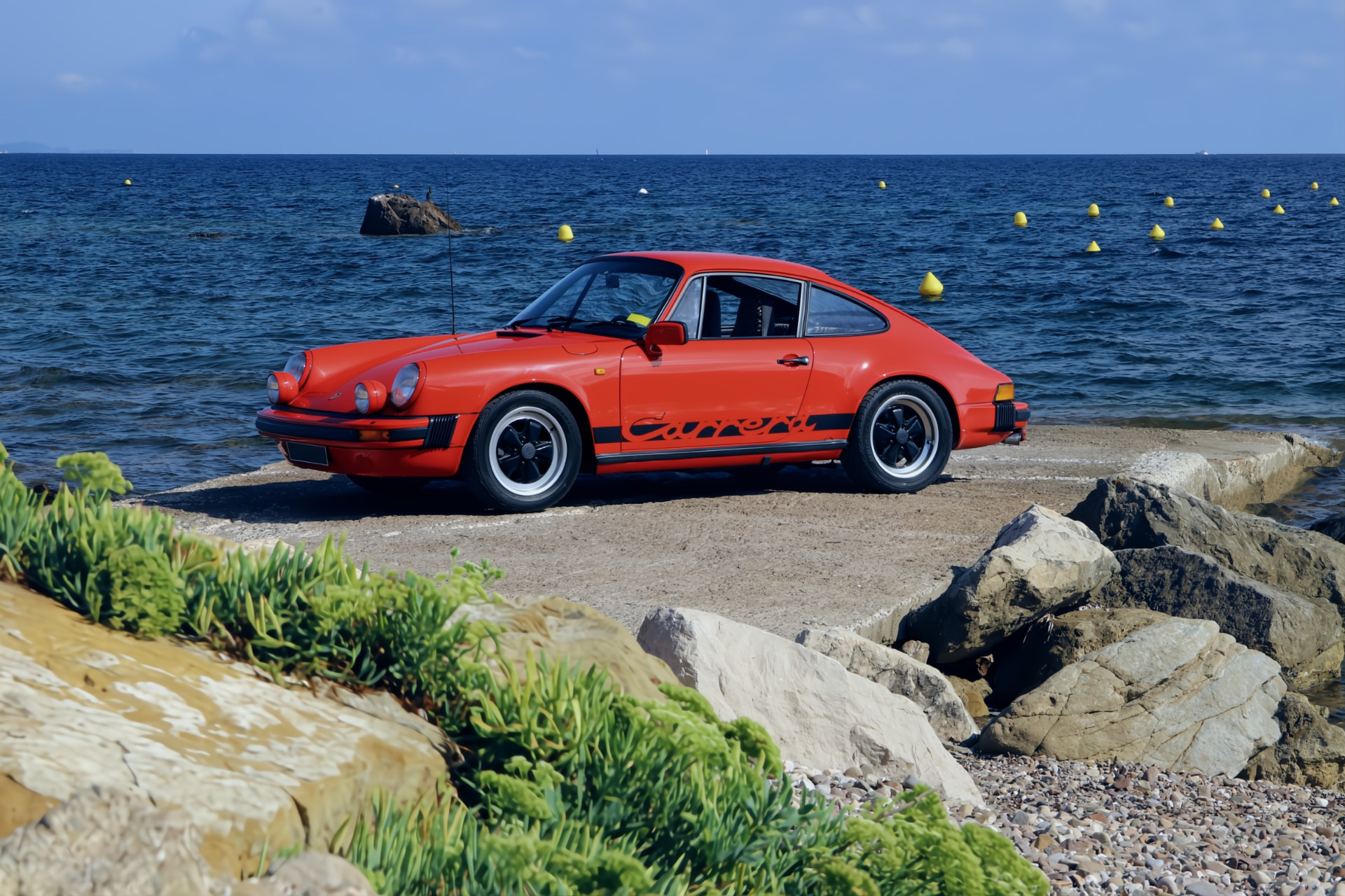 Porsche 911 SC rouge au bord de la Méditerranée