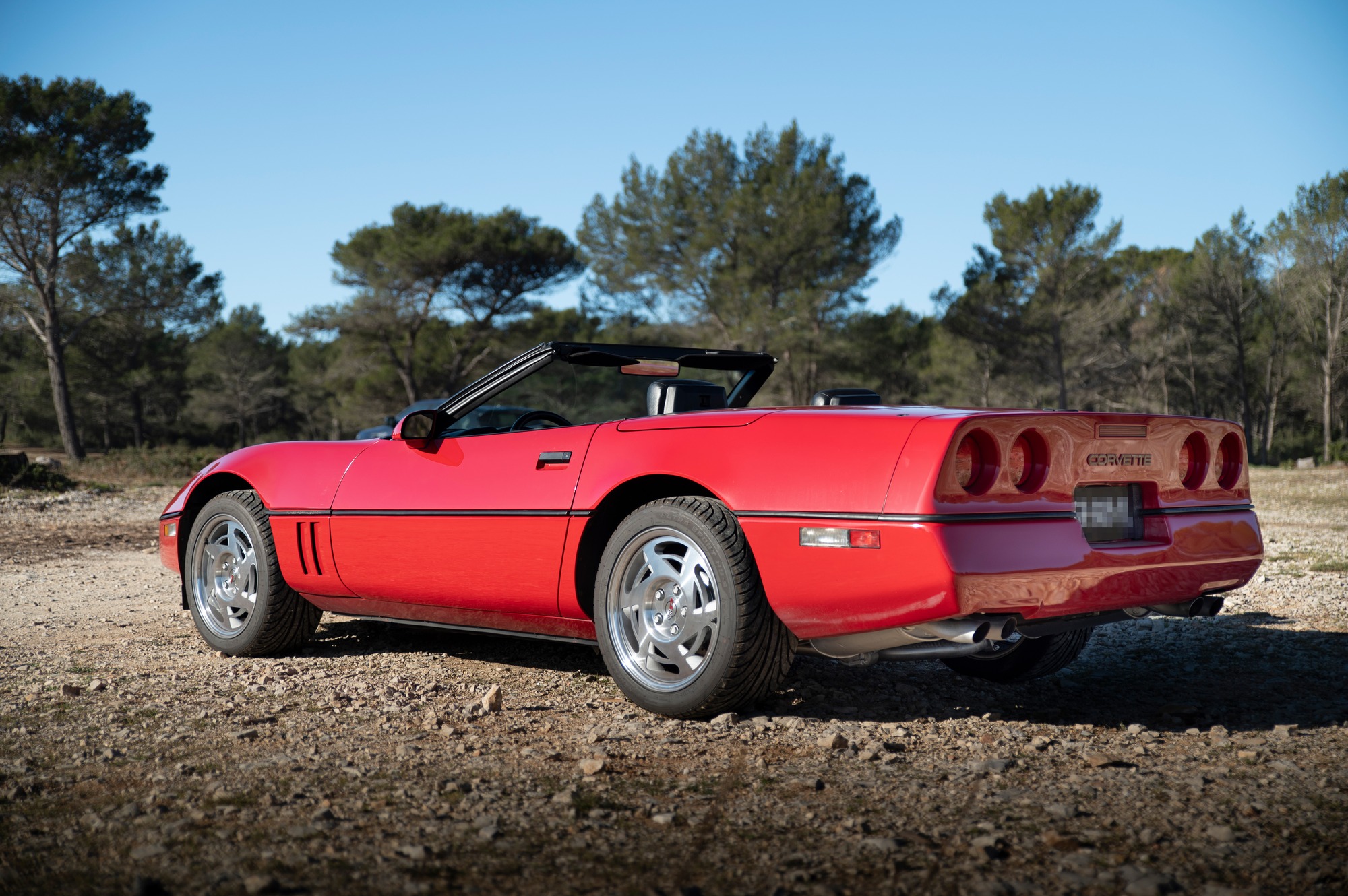 Corvette C4 cabriolet rouge vue de trois quarts arrière