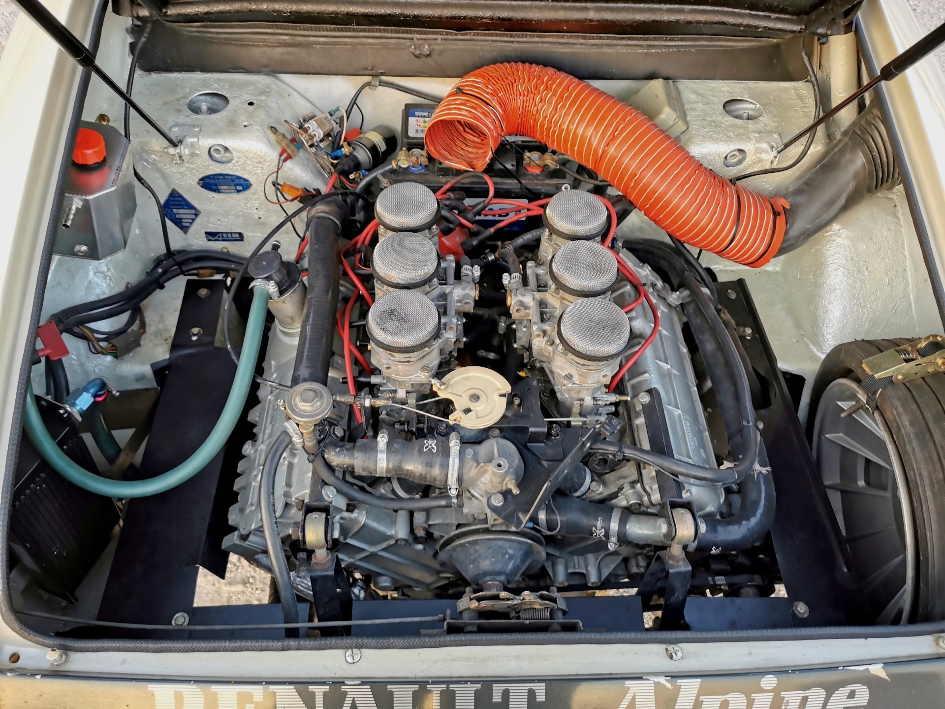 Moteur V6 Alpine A310 équipé de six carburateurs