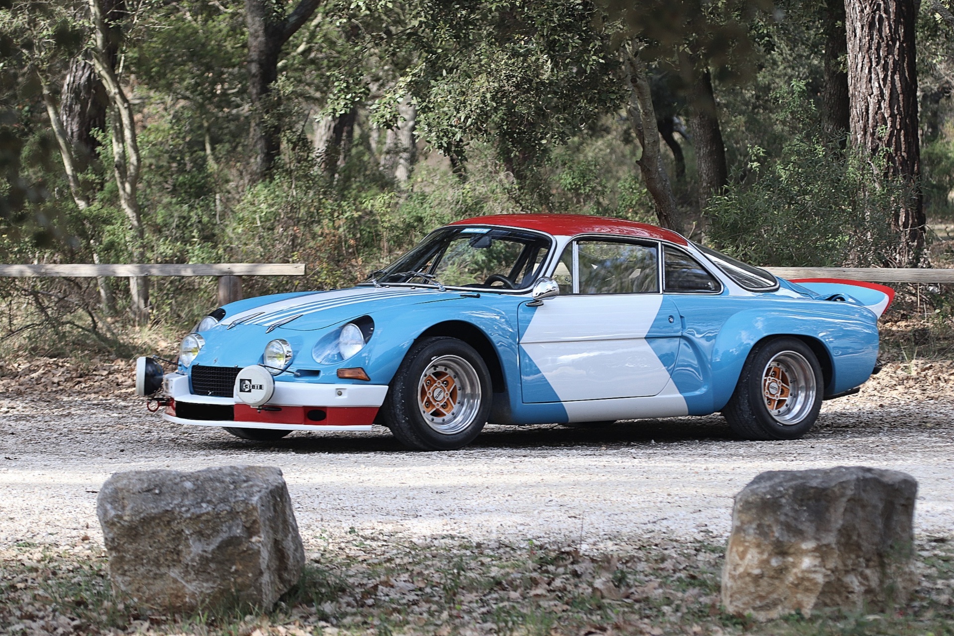 Alpine A110 1800 VB Bis de profil dans un sous-bois