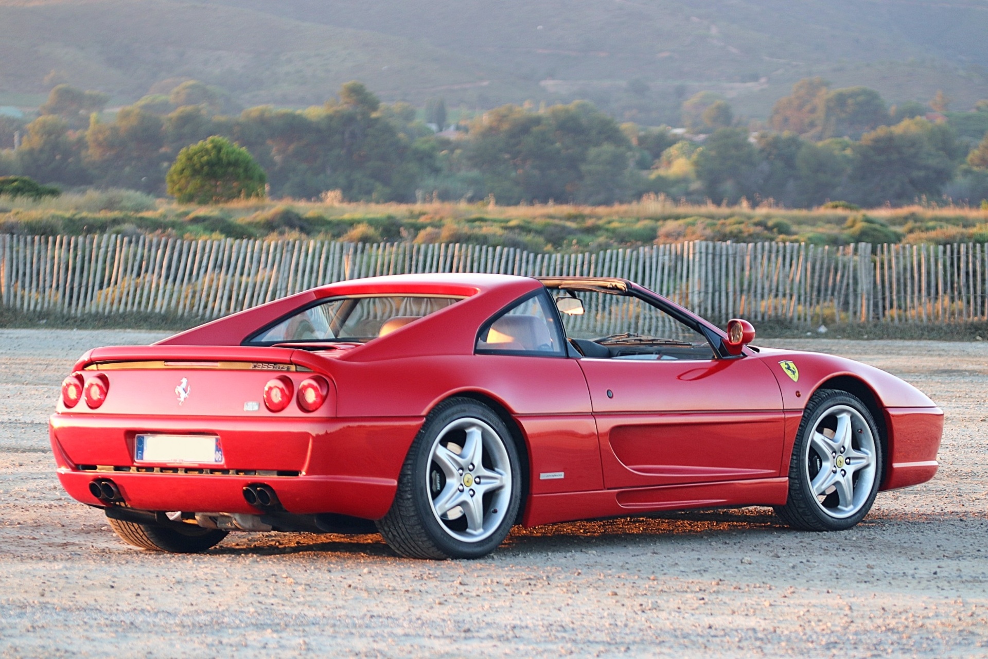 Ferrari F355 GTS rouge intérieur cuir cognac de trois-quarts avant