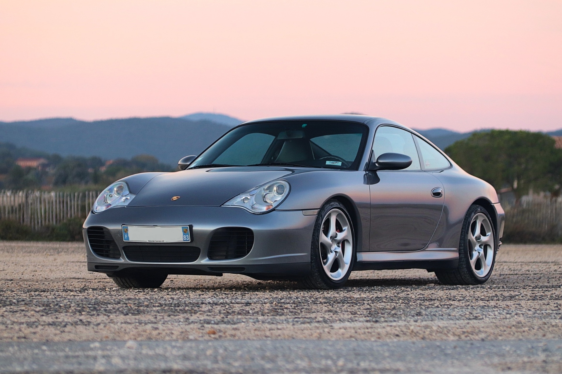 Porsche 996 Carrera 4S trois quarts avant au coucher du soleil