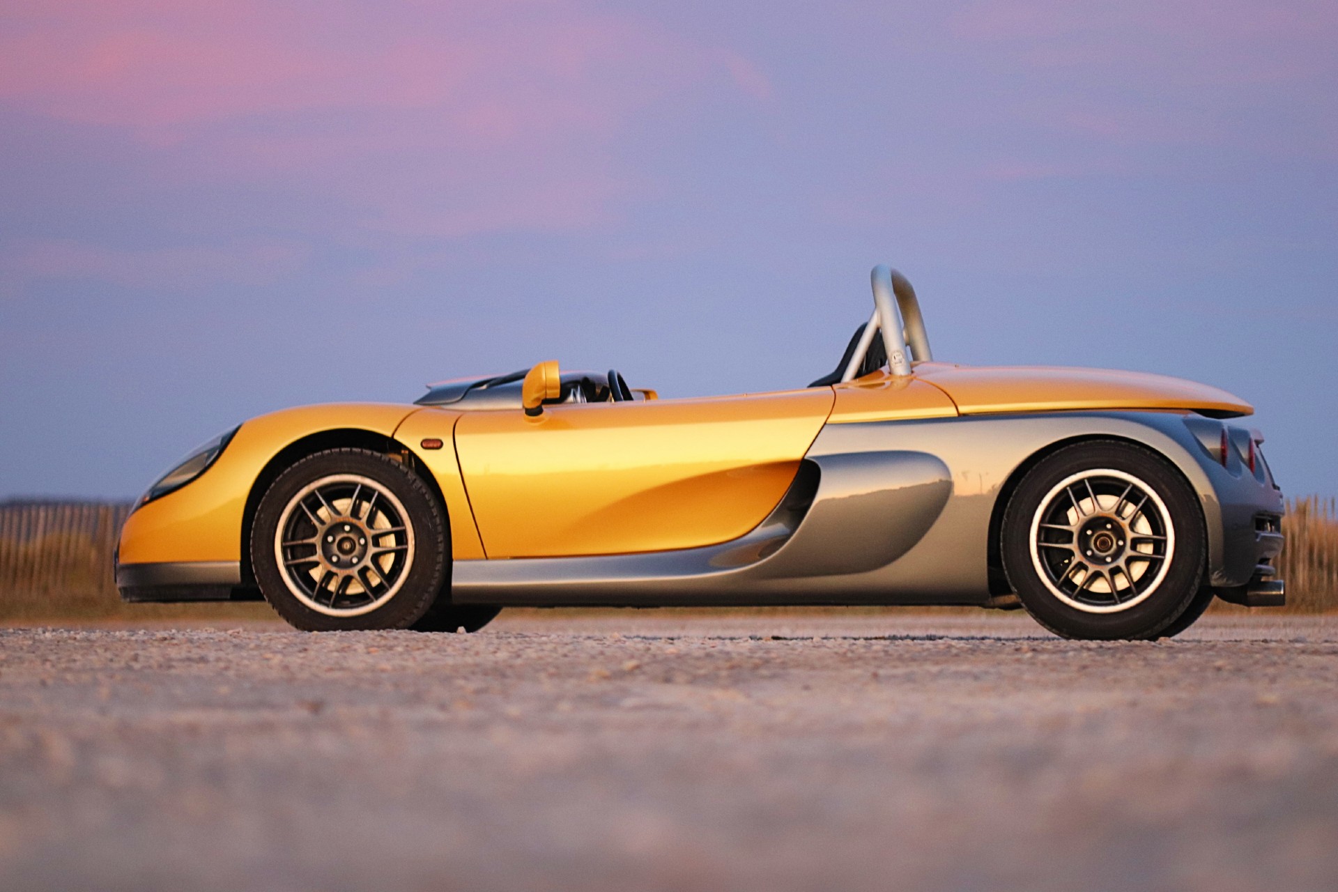 Renault Spider jaune vu de profil complet au coucher du soleil