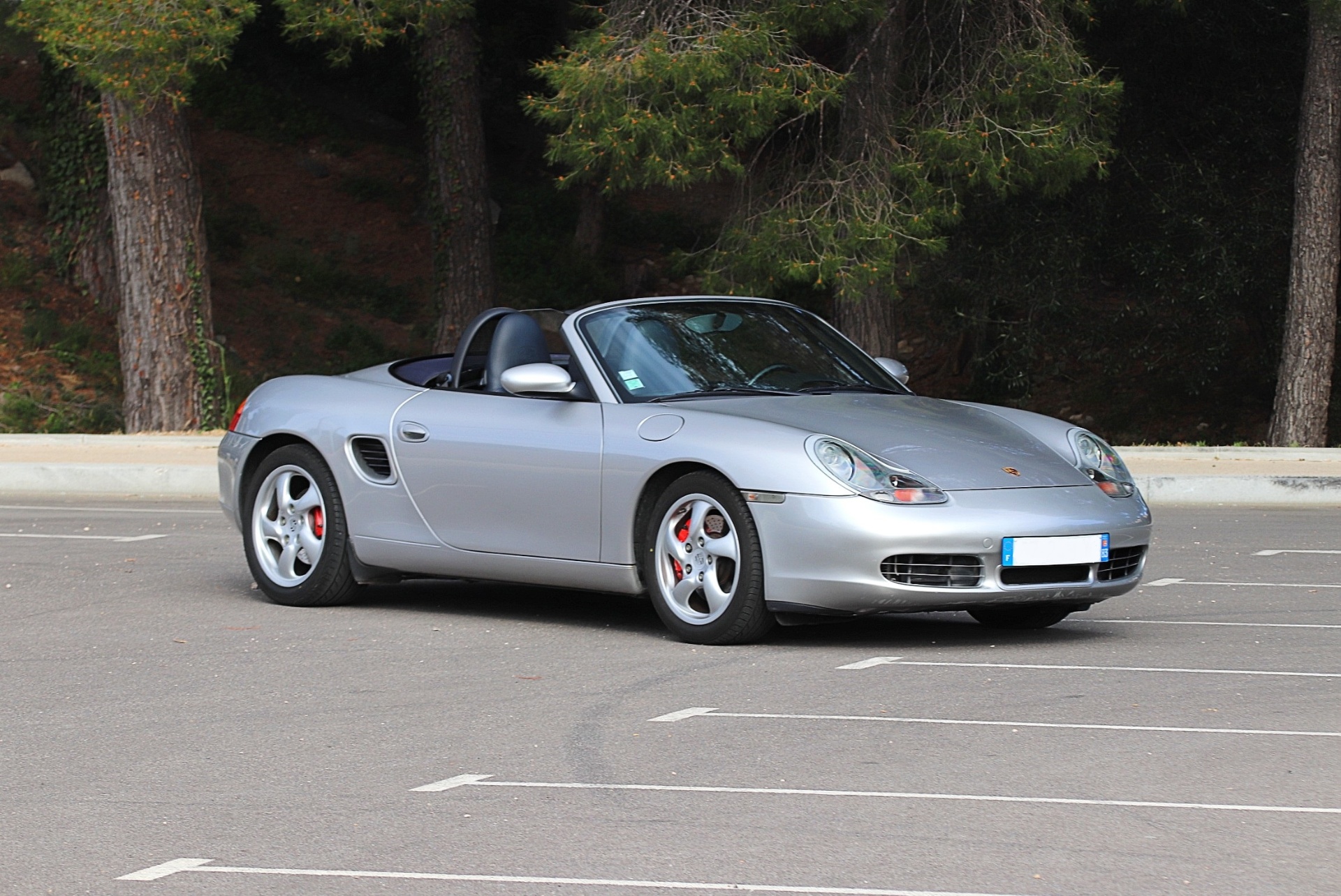 Porsche Boxster 986 argent vue avant trois quarts capote ouverte