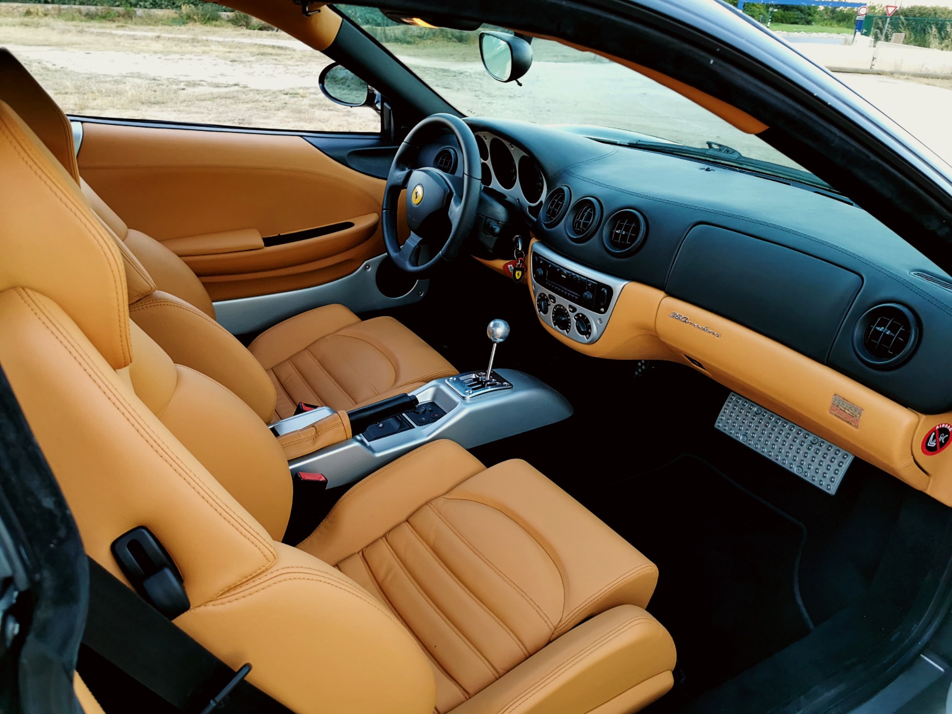 Ferrari 360 Modena à boîte manuelle dans un habitacle cuir fauve.