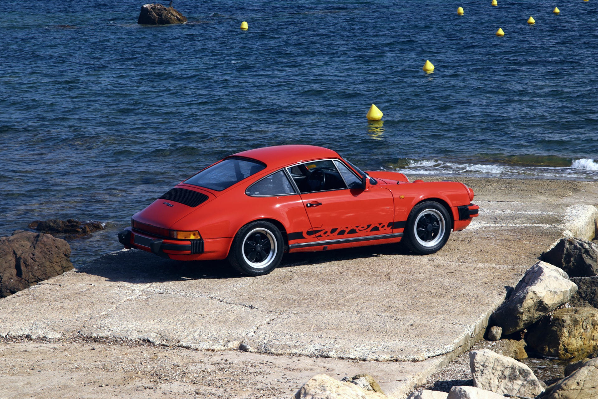 Porsche 911 SC vue arrière au bord de l’eau