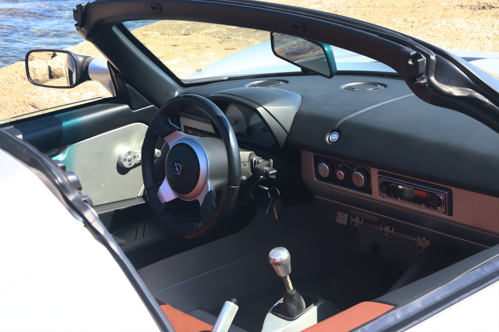 Poste de conduite de l'Opel Speedster : volant et pommeau de vitesse