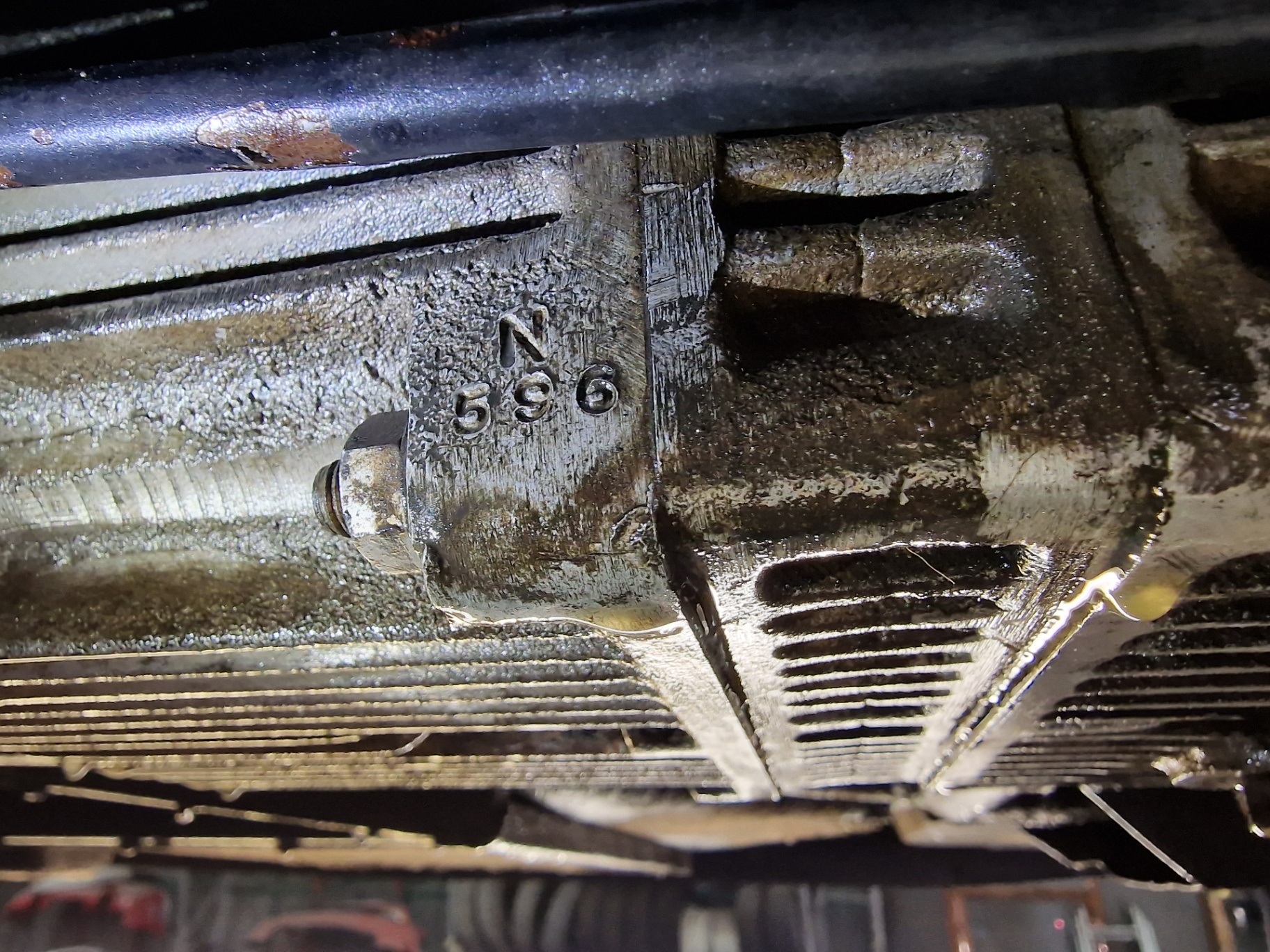 Numéro de série frappé sur un bloc-moteur ancien