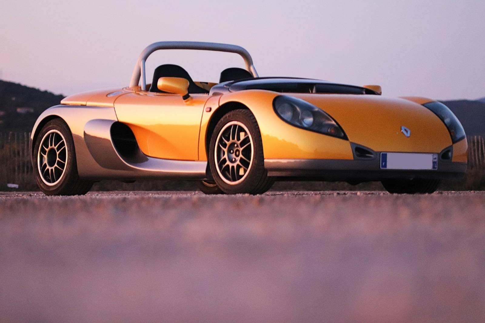 Renault Sport Spider jaune au coucher du soleil