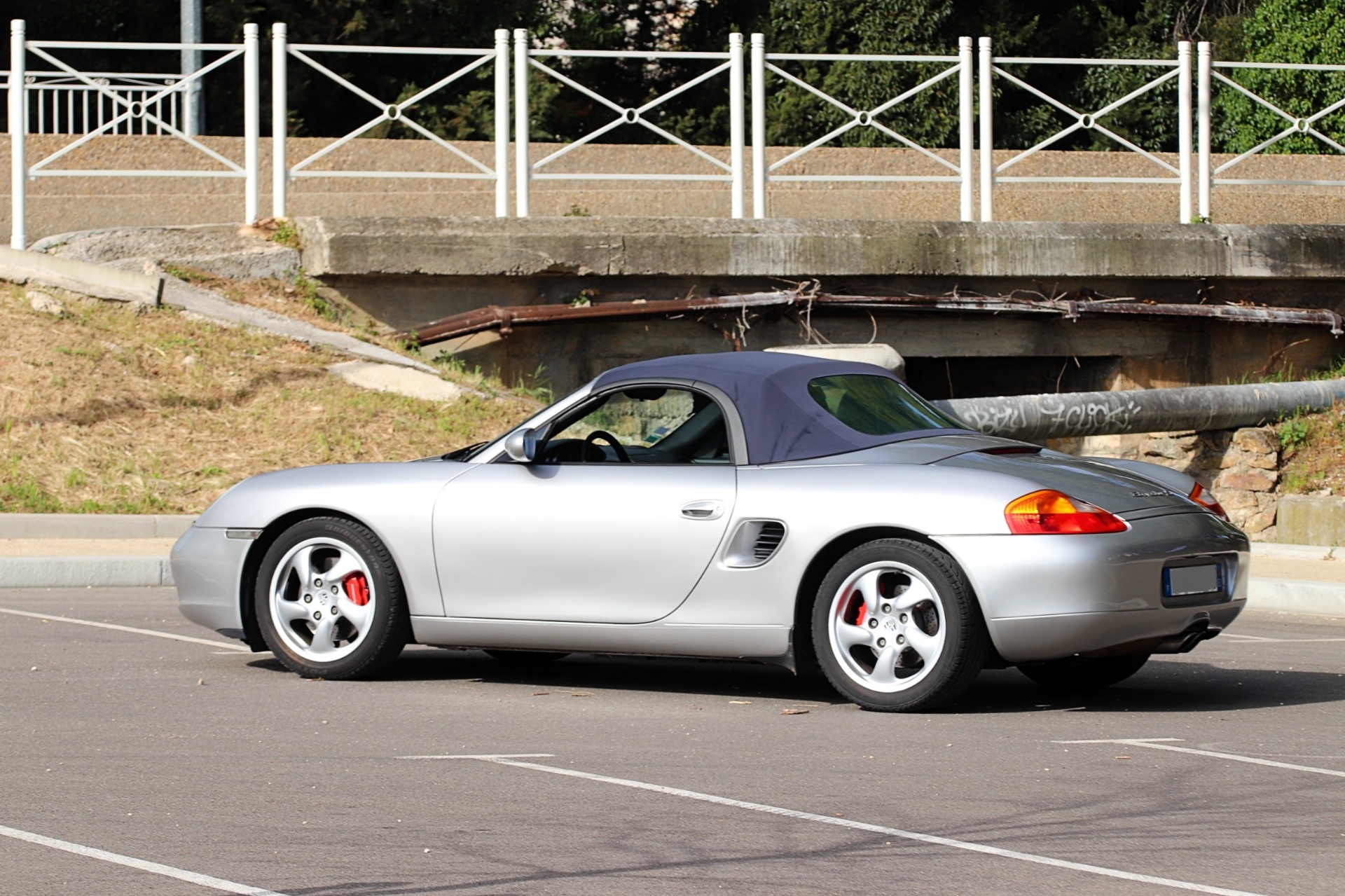 Porsche Boxster 986 argent avec hard-top vue arrière trois quarts