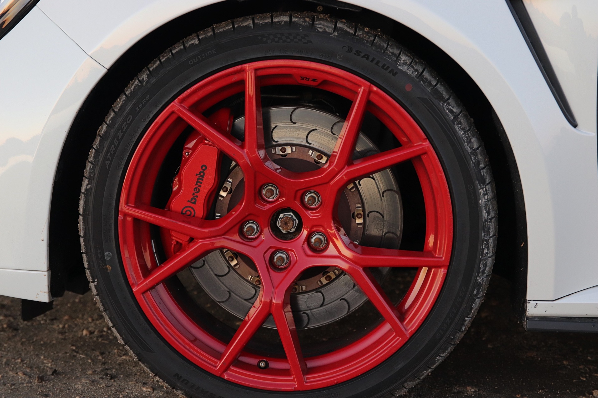 Détail de la jante rouge forgée et de l'étrier Brembo de la Mégane Trophy-R