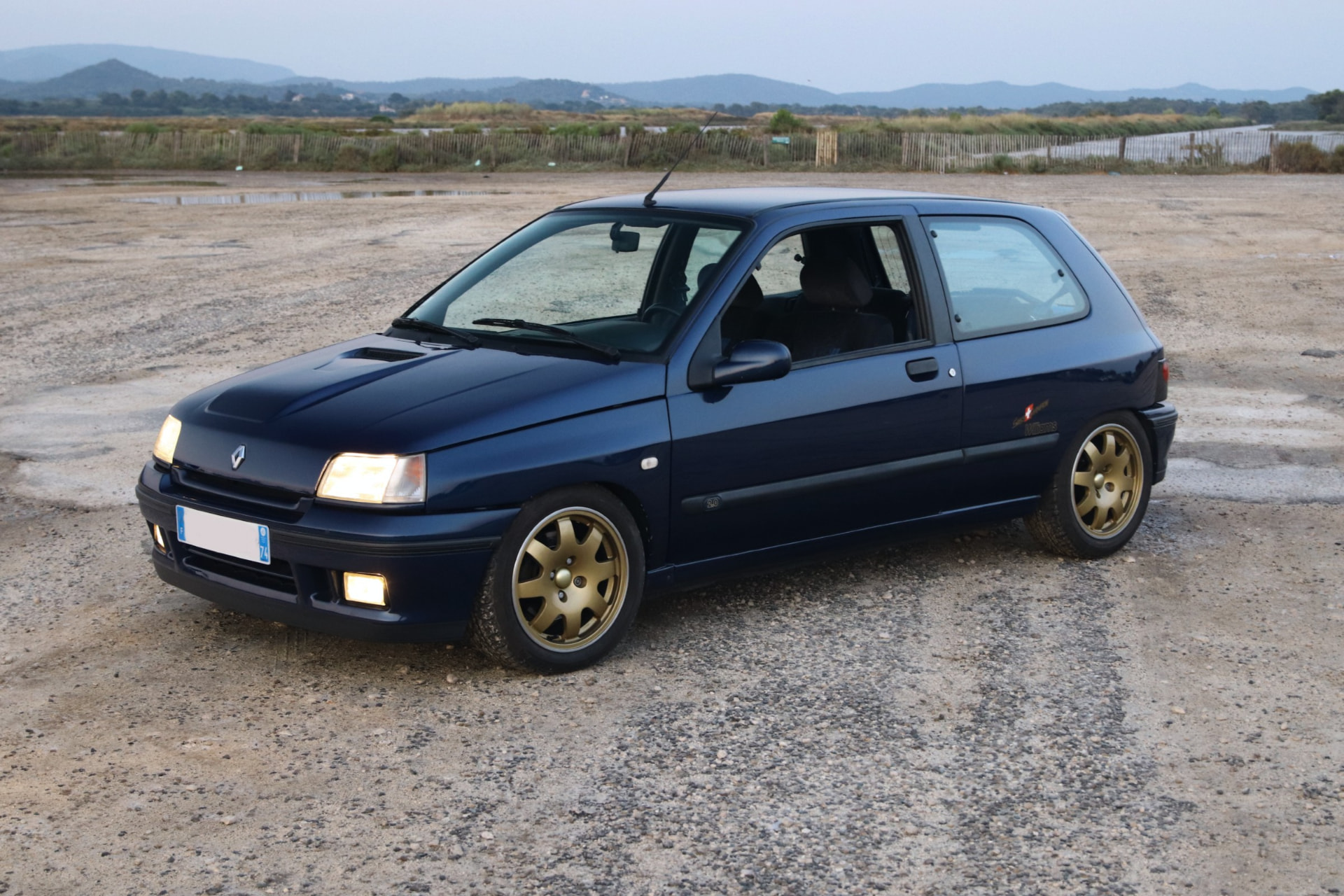 Renault Clio Williams bleu profond de trois quarts avant