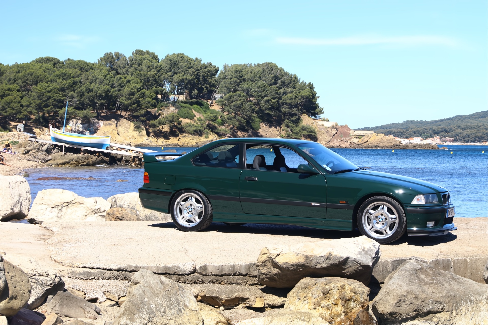 BMW M3 E36 berline Estoril dans une rue parisienne