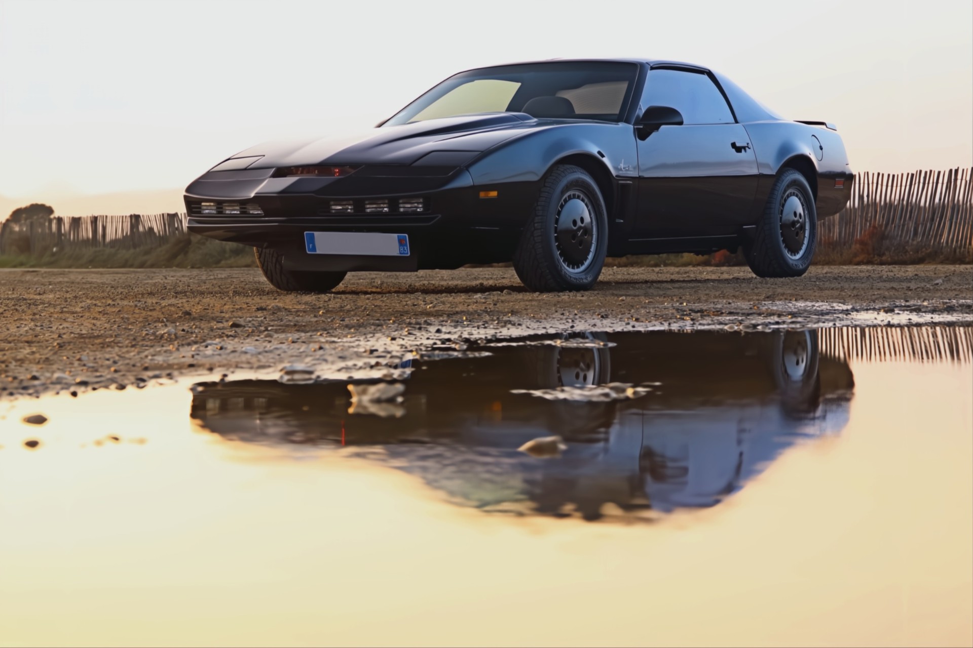 KITT face avant avec reflet dans une flaque d'eau