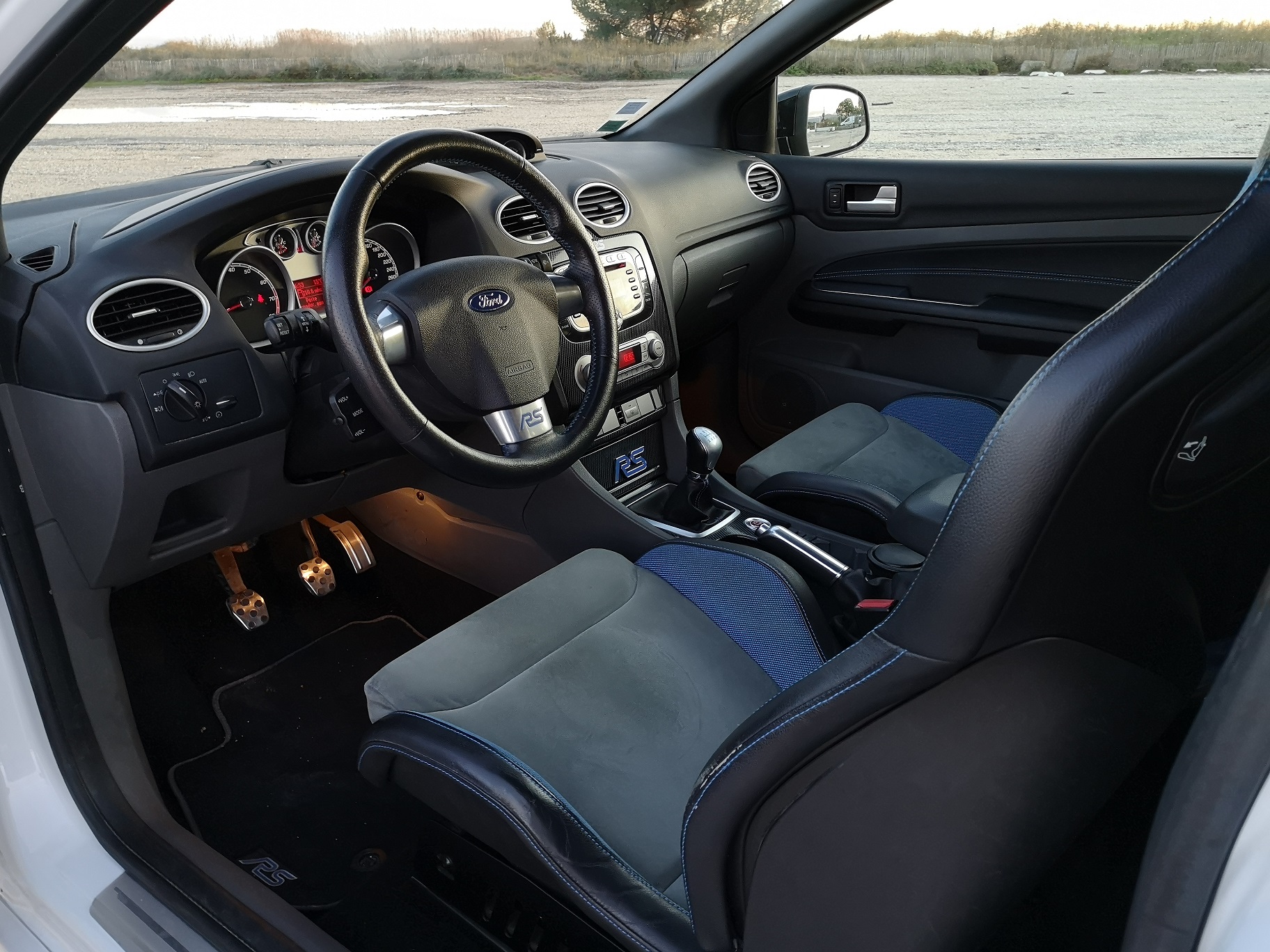 Poste de conduite Ford Focus RS Mk2 avec pédalier aluminium et volant cuir