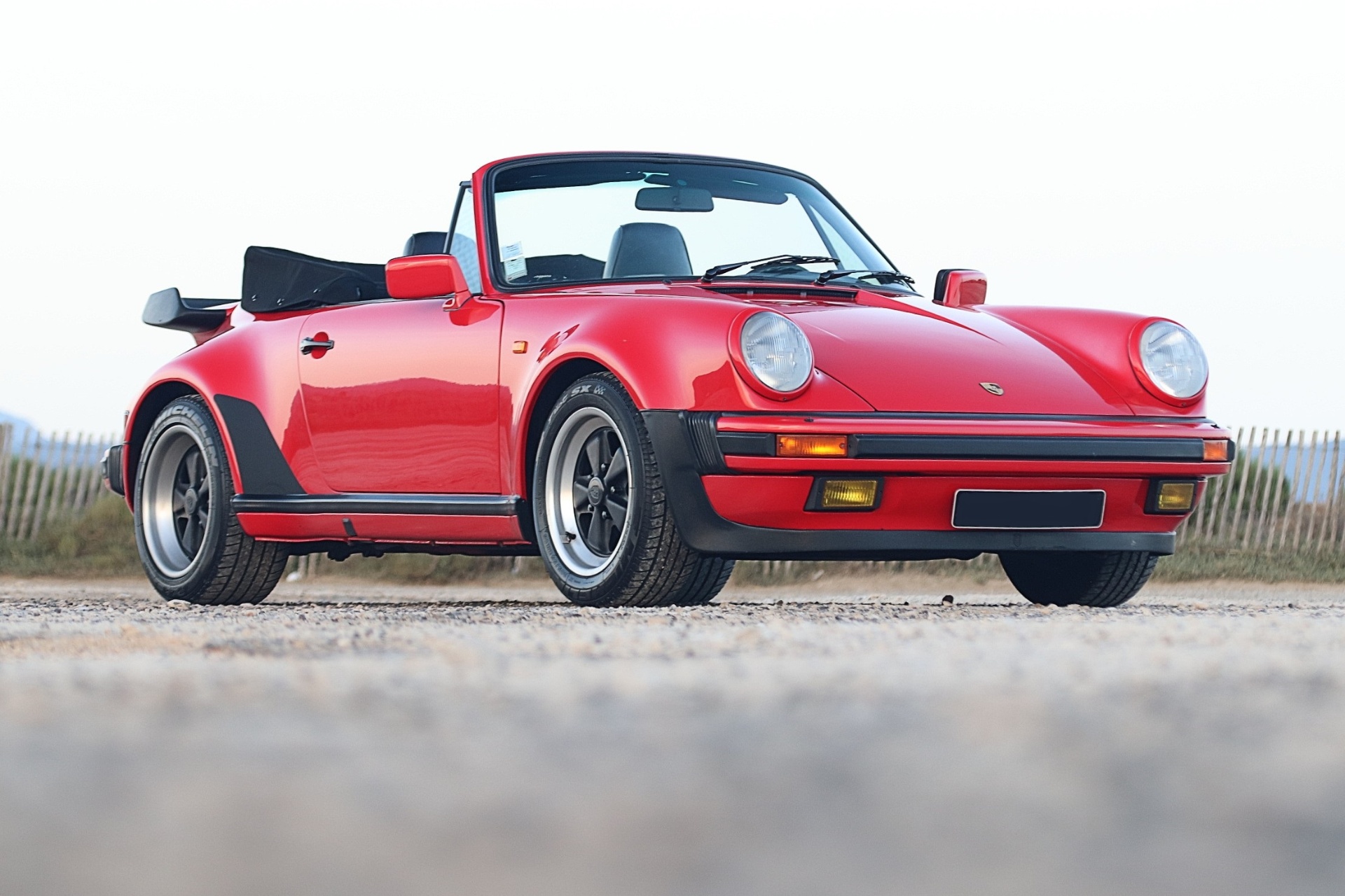 Porsche 930 Turbo Cabriolet 1989 rouge, trois quarts avant