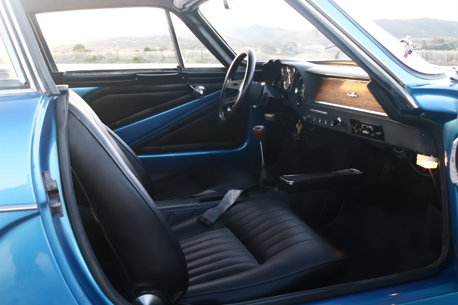 Habitacle d'une Alpine A110 avec sièges baquet en tissu